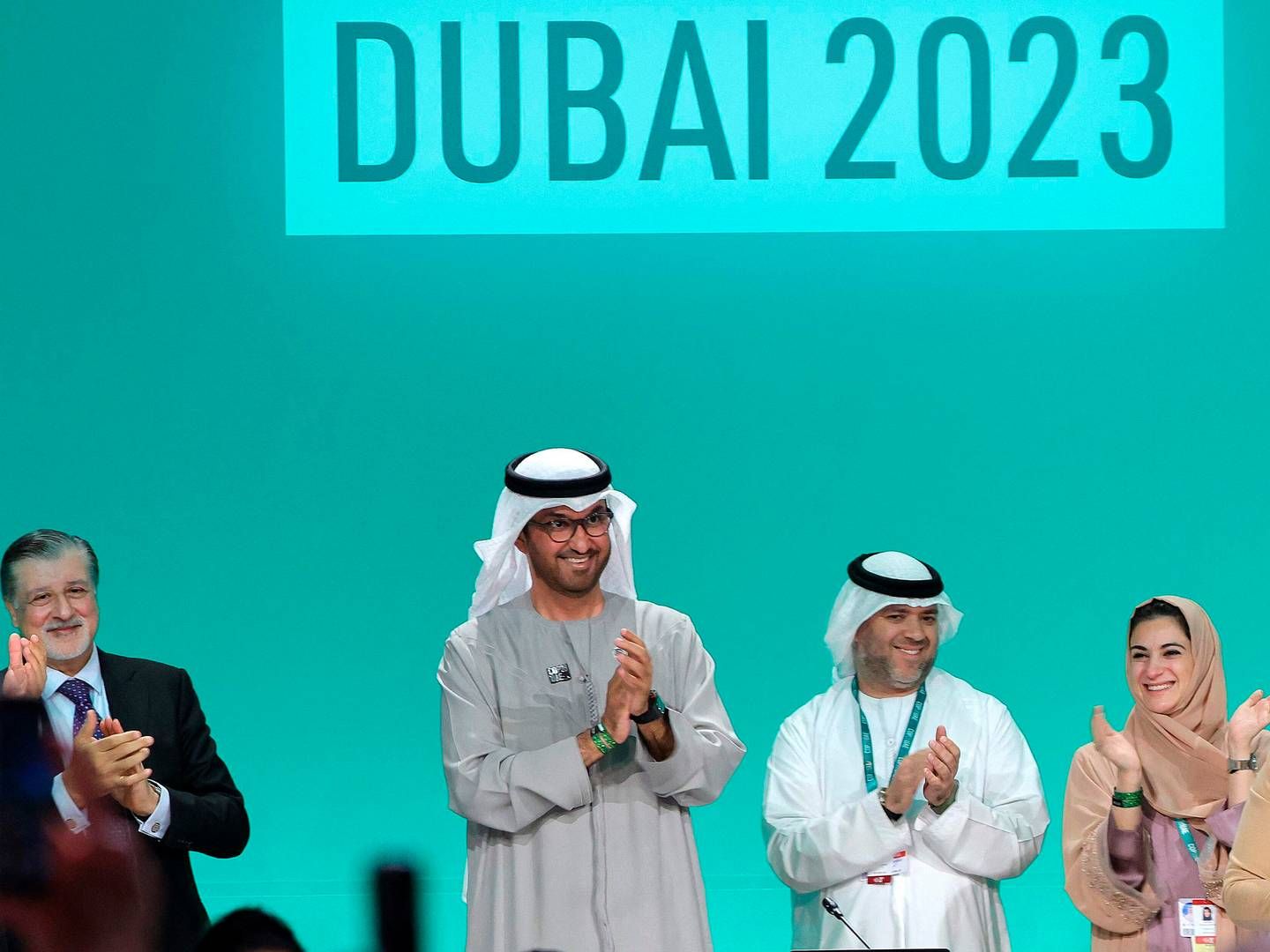 COP28-president Sultan Ahmed Al Jaber (i midten) inden en planarforsamling i Dubai 13. december, hvor det er besluttet at opfordre til at omstille væk fra fossile brændstoffer. | Foto: Giuseppe Cacace/AFP/Ritzau Scanpix