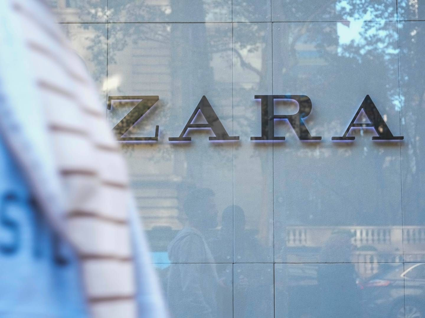 Kampagnen ”The Jacket” fra Zara blev lanceret den 7. december, men billederne derfra er nu trukket tilbage på, fordi de blandt andet har givet folk associationer til krigen i Gaza. | Foto: John Nacion/AP/Ritzau Scanpix