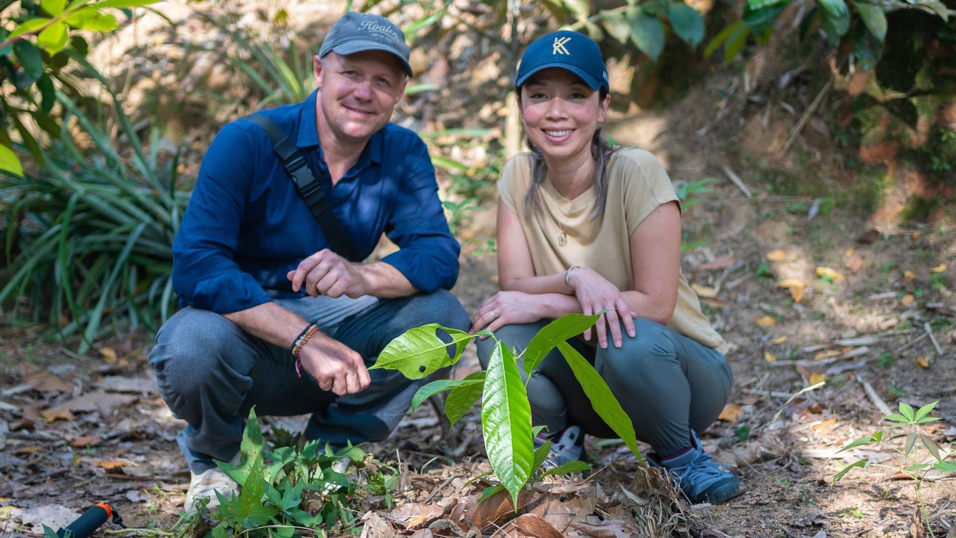 Slow-direktør Sebastian Nielsen og Sabrina Mustopo, der er stifter af indonesiske kakaoselskab Krakakoa, er samlet om træplantning. De to selskaber går nu sammen | Foto: Pr / Slow