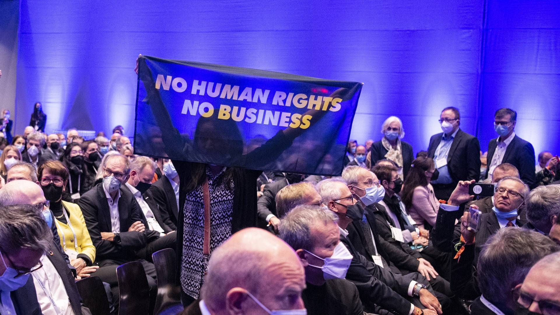 Kein Kredit für Firmen, die gegen Menschen- und Umweltrechte verstoßen? Darüber streitet die EU derzeit. | Foto: picture alliance/KEYSTONE | URS FLUEELER