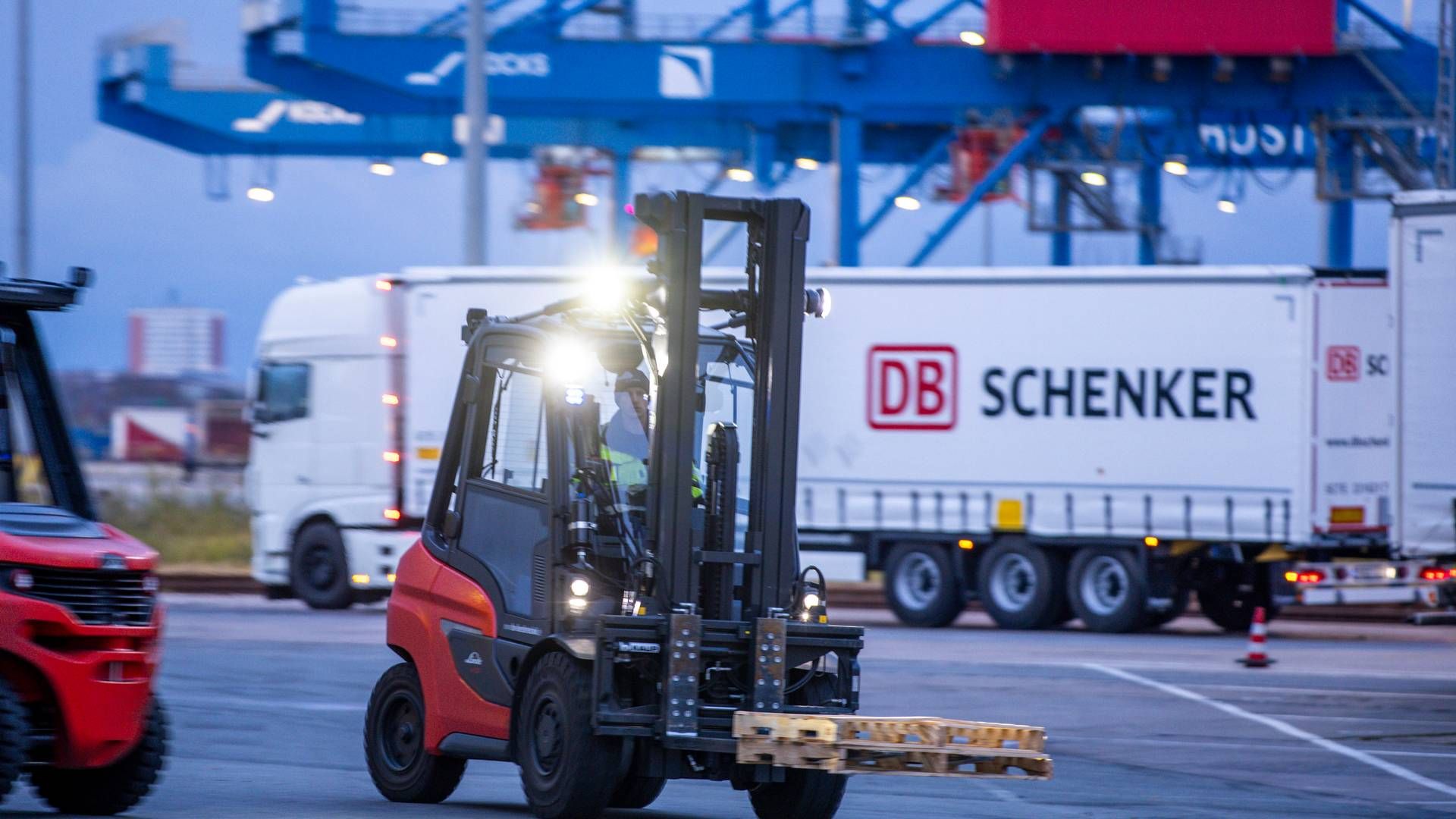 ”Vi mener stadig, at DSV er i en gunstig position til at købe DB Schenker på grund af deres resultater og betydelige synergieffekter i tidligere handler sammenlignet med andre logistikselskaber,” konkluderer DNB Markets. | Foto: Jens B'ttner/AP/Ritzau Scanpix