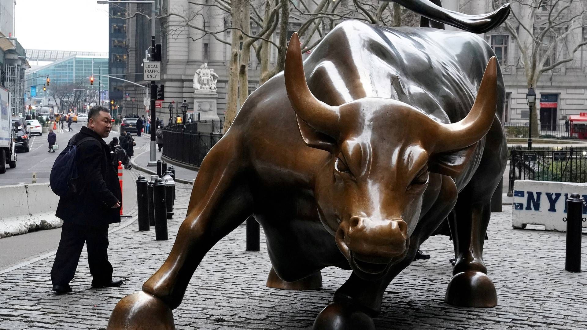 Faldende priser på børserne – her tyren foran Wall Street i New York – stigende renter og masser af geopolitisk uro pressede markedet for virksomhedshandler helt i bund i 2023. | Foto: Carlo Allegri