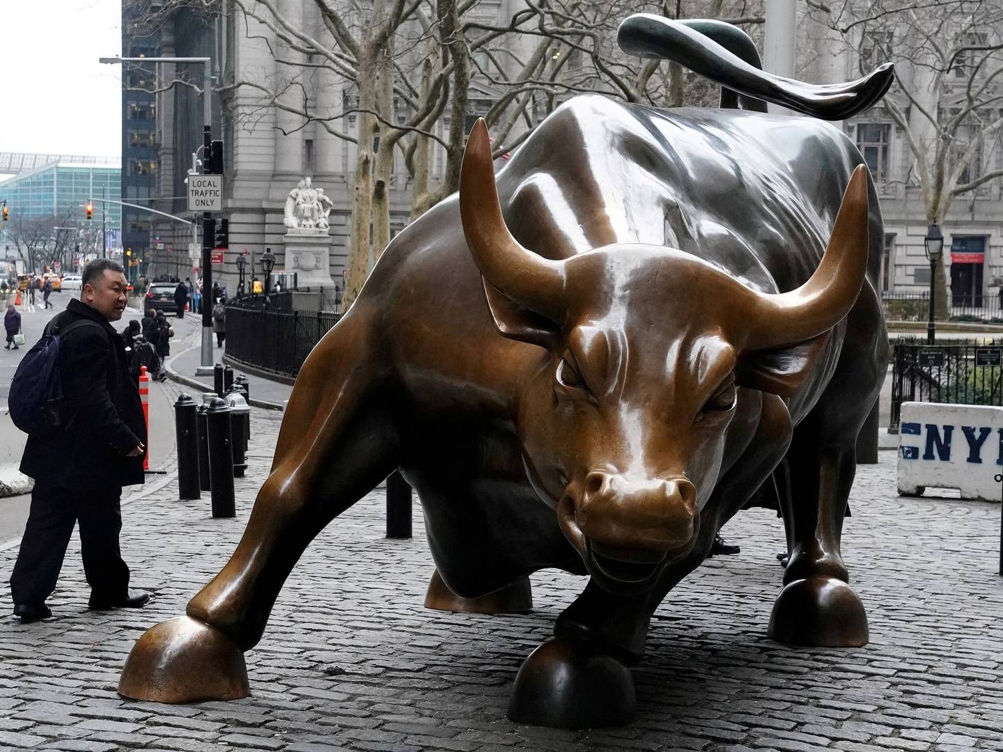 Faldende priser på børserne – her tyren foran Wall Street i New York – stigende renter og masser af geopolitisk uro pressede markedet for virksomhedshandler helt i bund i 2023. | Foto: Carlo Allegri