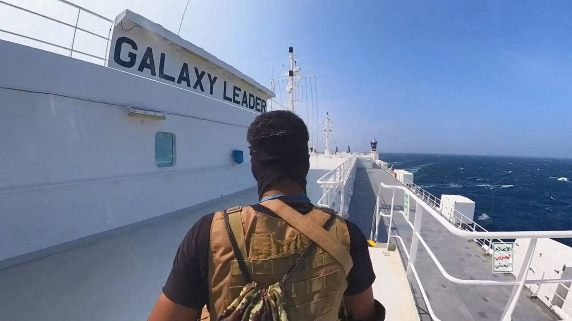 Et medlem af Houthi-bevægelsen står på biltransportskibet Galaxy Leader, der blev kapret i Det Røde Hav i november. Den seneste uge er en stribe containerskibe blevet angrebet af militsen. | Foto: Houthi Military Media/Reuters/Ritzau Scanpix