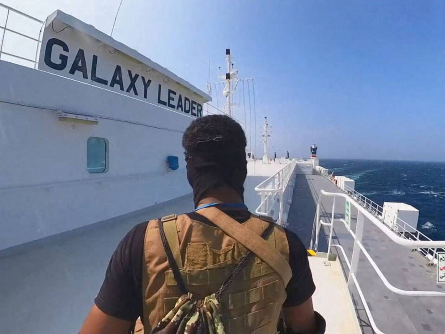Et medlem af Houthi-bevægelsen står på biltransportskibet Galaxy Leader, der blev kapret i Det Røde Hav i november. Den seneste uge er en stribe containerskibe blevet angrebet af militsen. | Foto: Houthi Military Media/Reuters/Ritzau Scanpix