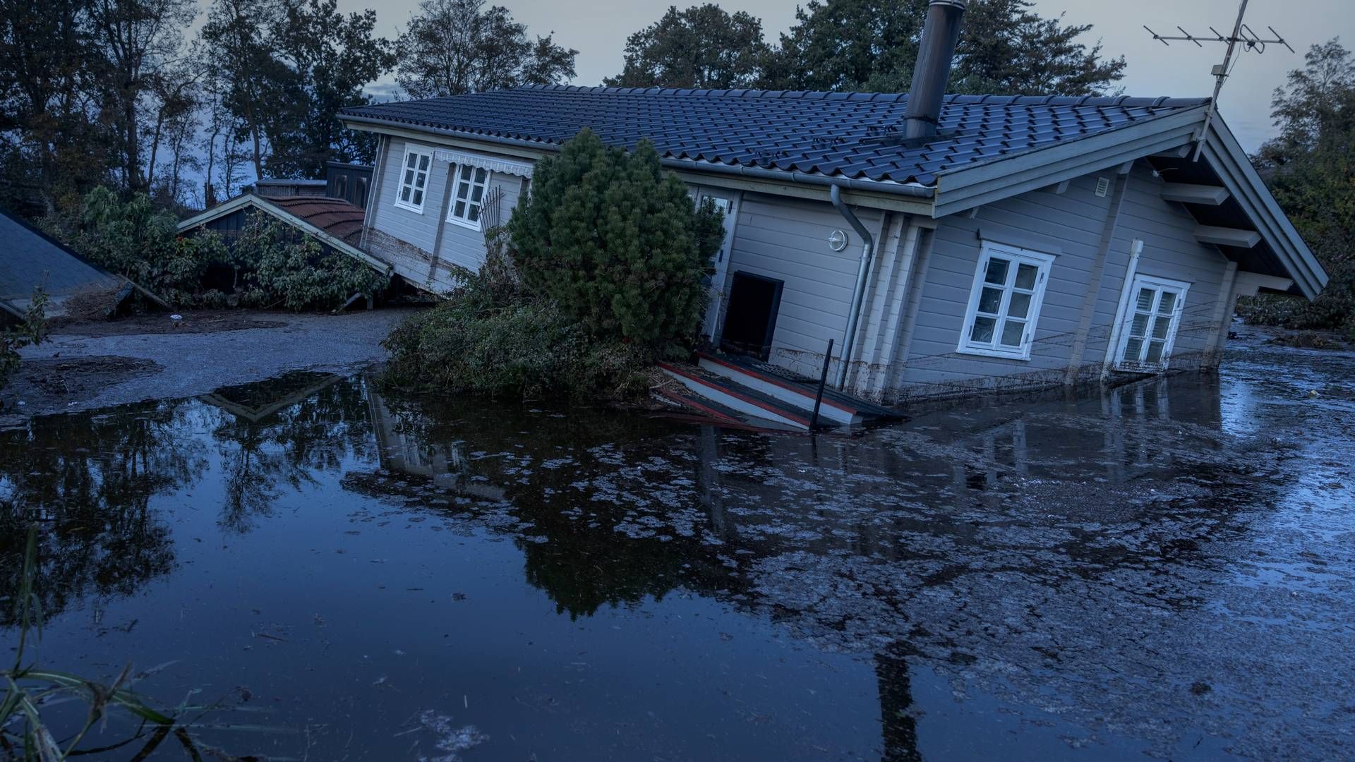 Sommerhusområdet Roneklint på Sjælland var stadig ramt af massive overvømmelser tre dage efter, et dige kollapsede under stormen i oktober. | Foto: Mads Nissen