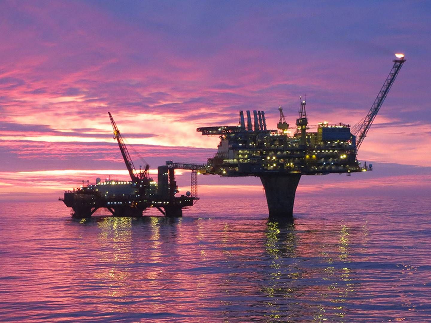 Draugen oljeplattform i solnedgang. Fra 30. november 2018 er Okea operatør for plattformen. | Foto: Shell