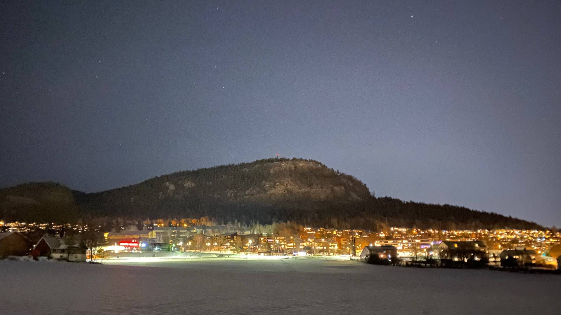 LYSER OPP: Her har flere boliger under Kolsåstoppen i Bærum på strøm en kald vinterdag. | Foto: Anders Lie Brenna