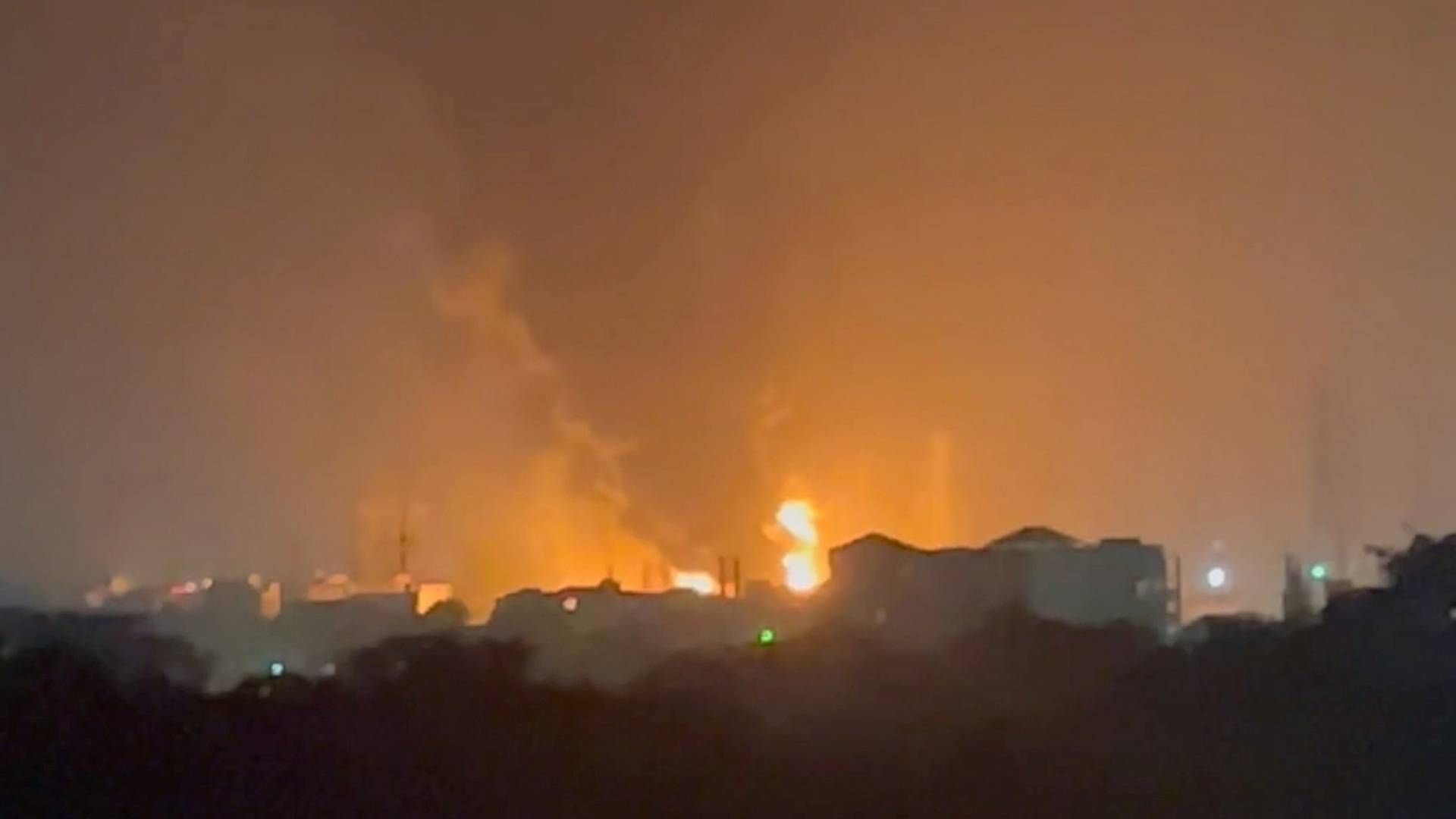 Flammer og røg stiger i vejret efter eksplosion i olieterminal. | Foto: Mohamed Fikri Fawaz