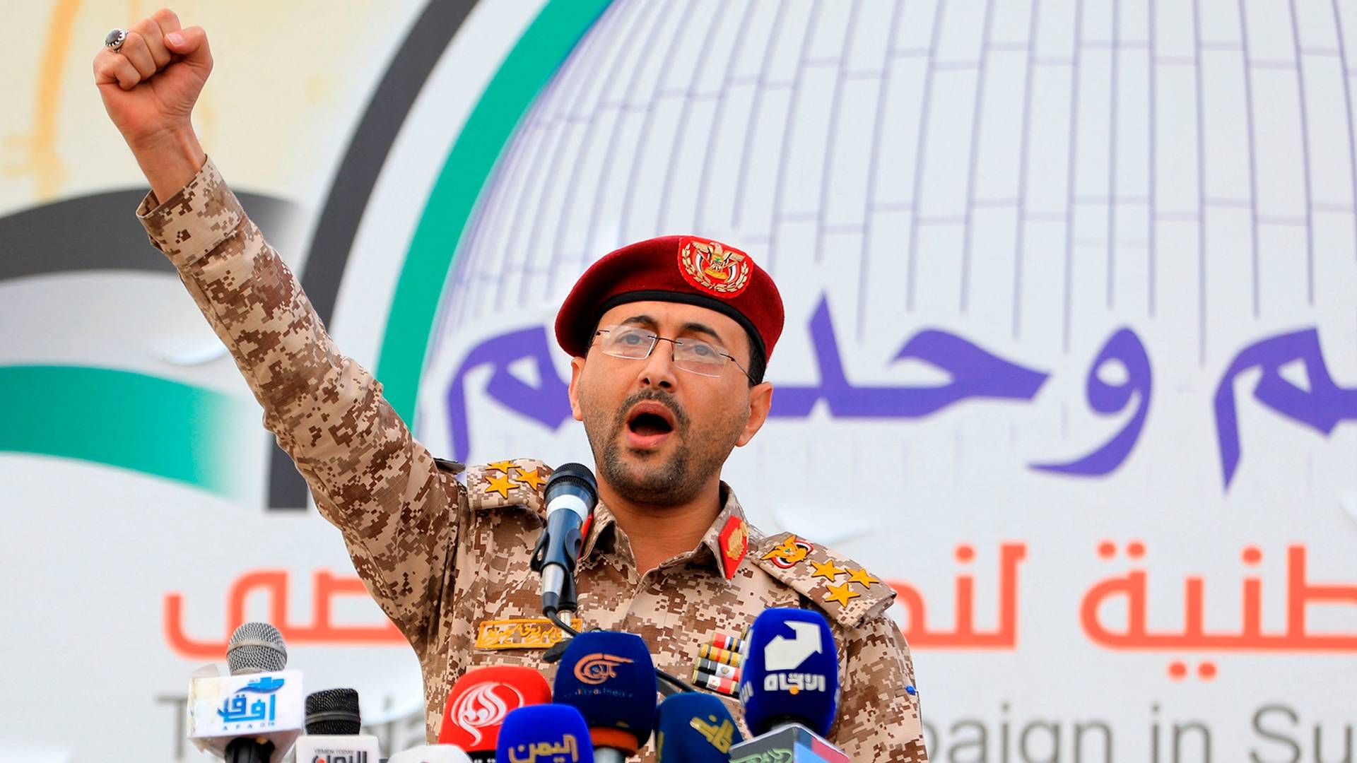 Houthiernes militære talsmand, brigadegeneral Yahya Saree, udtaler sig om de nylige angreb på to handelsskibe i Det Røde Hav under en march i solidaritet med Gazas befolkning i hovedstaden Sanaa 15. december 2023. | Foto: Mohammed Huwais/AFP/Ritzau Scanpix