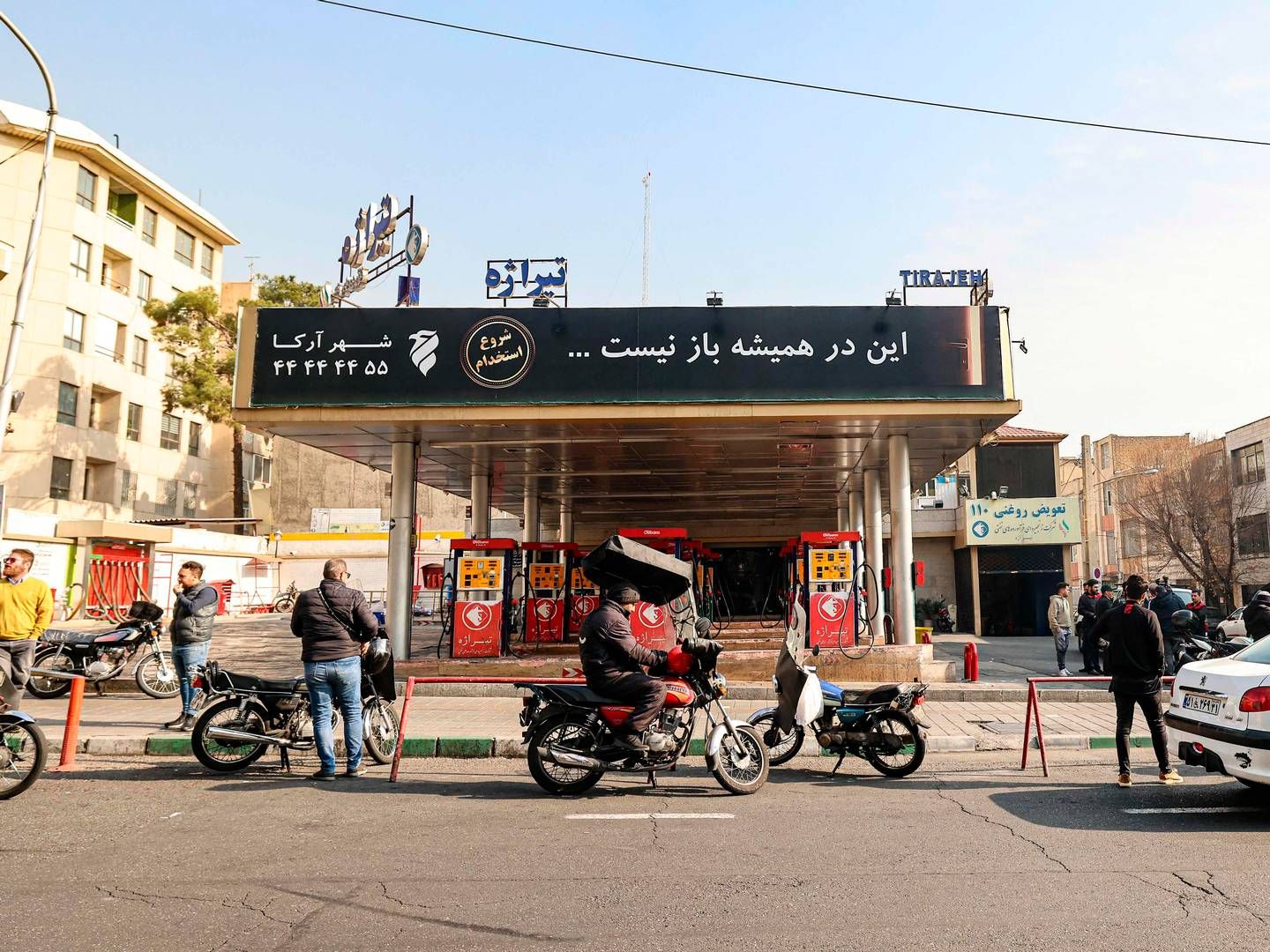 Folk venter ved en benzinstation i den iranske hovedstad Teheran, som i løbet af dagen har været ramt af driftsforstyrrelser grundet et muligt cyberangreb. Den iranske olieminister, Javad Owji, har ifølge iransk stats-tv sagt, at der har været forstyrrelser på 70 pct. af benzinstationerne i landet. | Foto: Atta Kenare