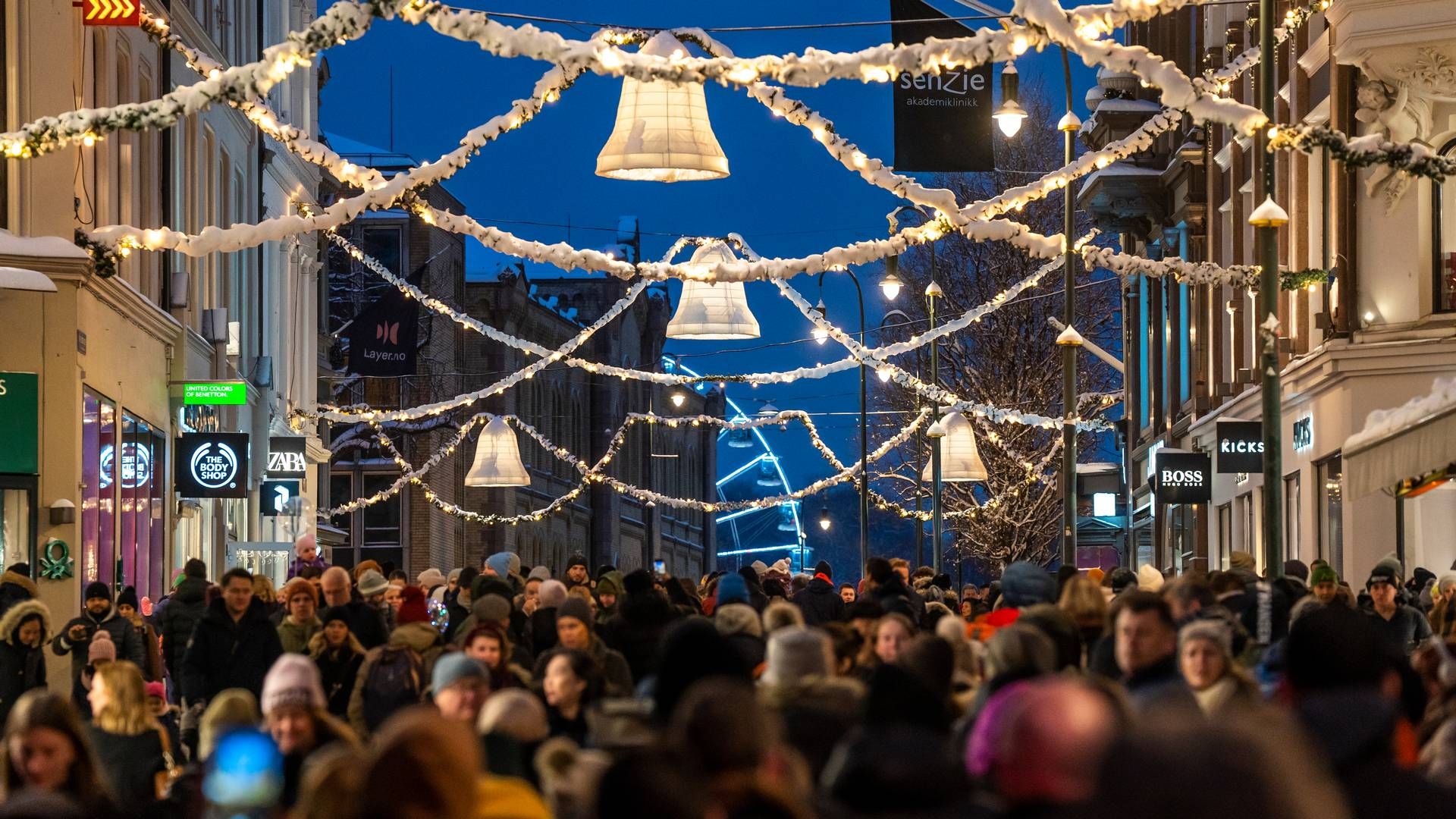 Mye folk er i sentrum for å handle gaver siste helg før jul. | Foto: Heiko Junge / NTB