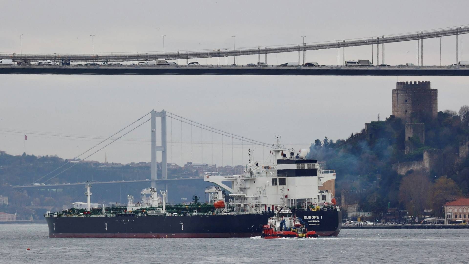 Et tankskib sejler igennem Bosperus-strædet, som forbinder Sortehavet med Marmarahavet. | Foto: Yoruk Isik/Reuters/Ritzau Scanpix