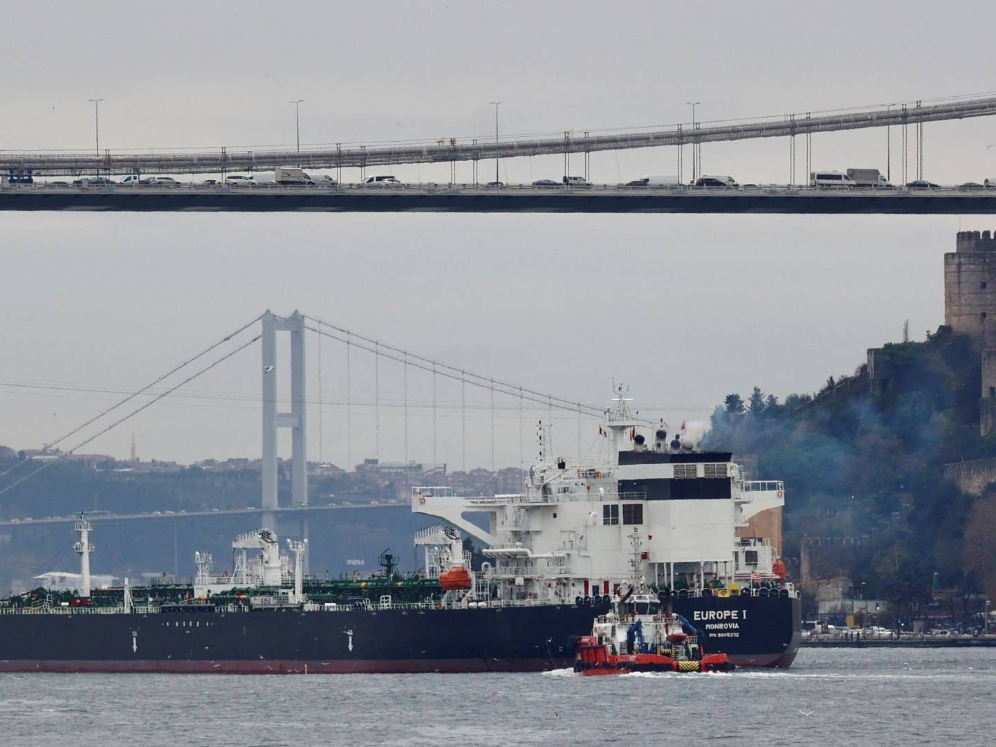 A tanker sails through the Bosphorus Strait, which connects the Black Sea to the Sea of Marmara. | Photo: Yoruk Isik/Reuters/Ritzau Scanpix