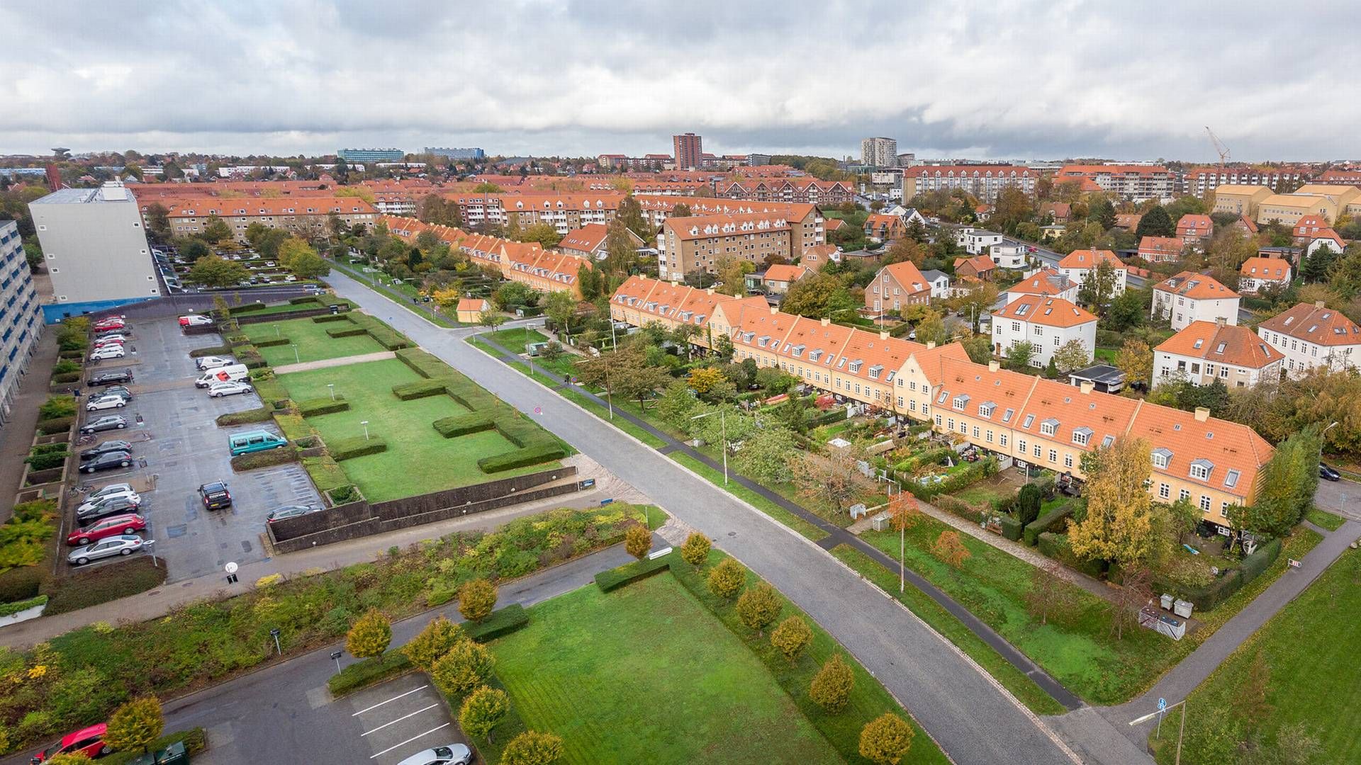 Vestervang ved Poul Martin Møllers Vej i det centrale Aarhus. Det var planen, at de nye 27 rækkehuse skulle ligge parallelt med de nuværende 44 rækkehuse. | Foto: PR / Colliers