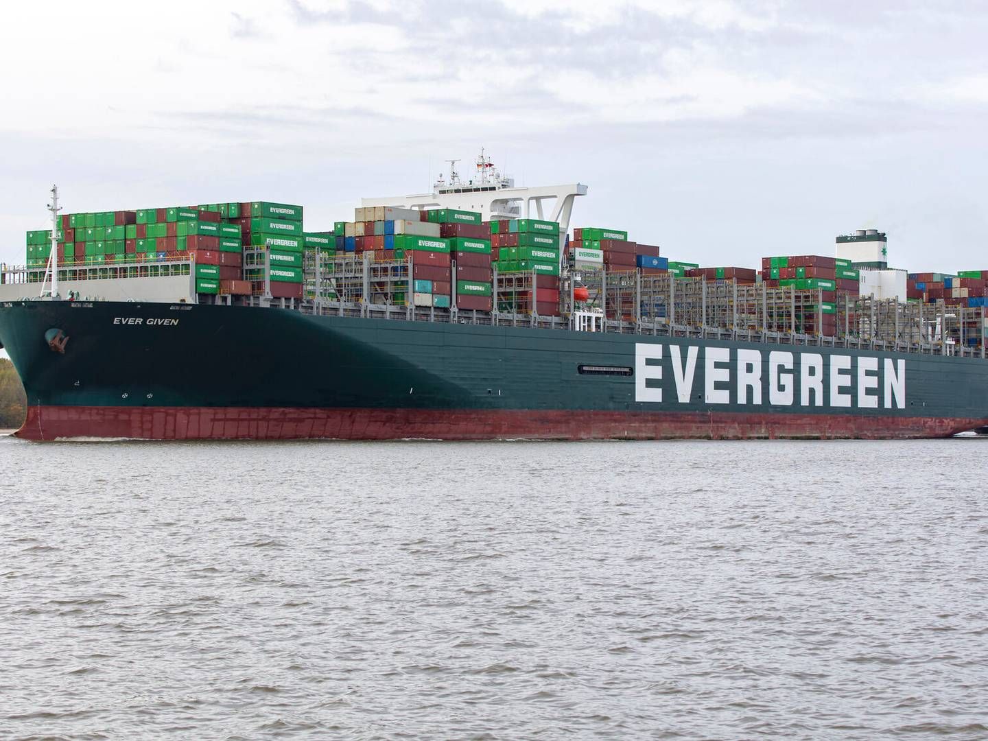 Containerskibet Ever Given skabte i 2021 forsyningsproblemer verden over, da det lagde sig på tværs i Suez-kanalen og stoppede al skibstrafik igennem det vigtige knudepunkt. (Arkivfoto). | Foto: Bodo Marks/ap/ritzau Scanpix