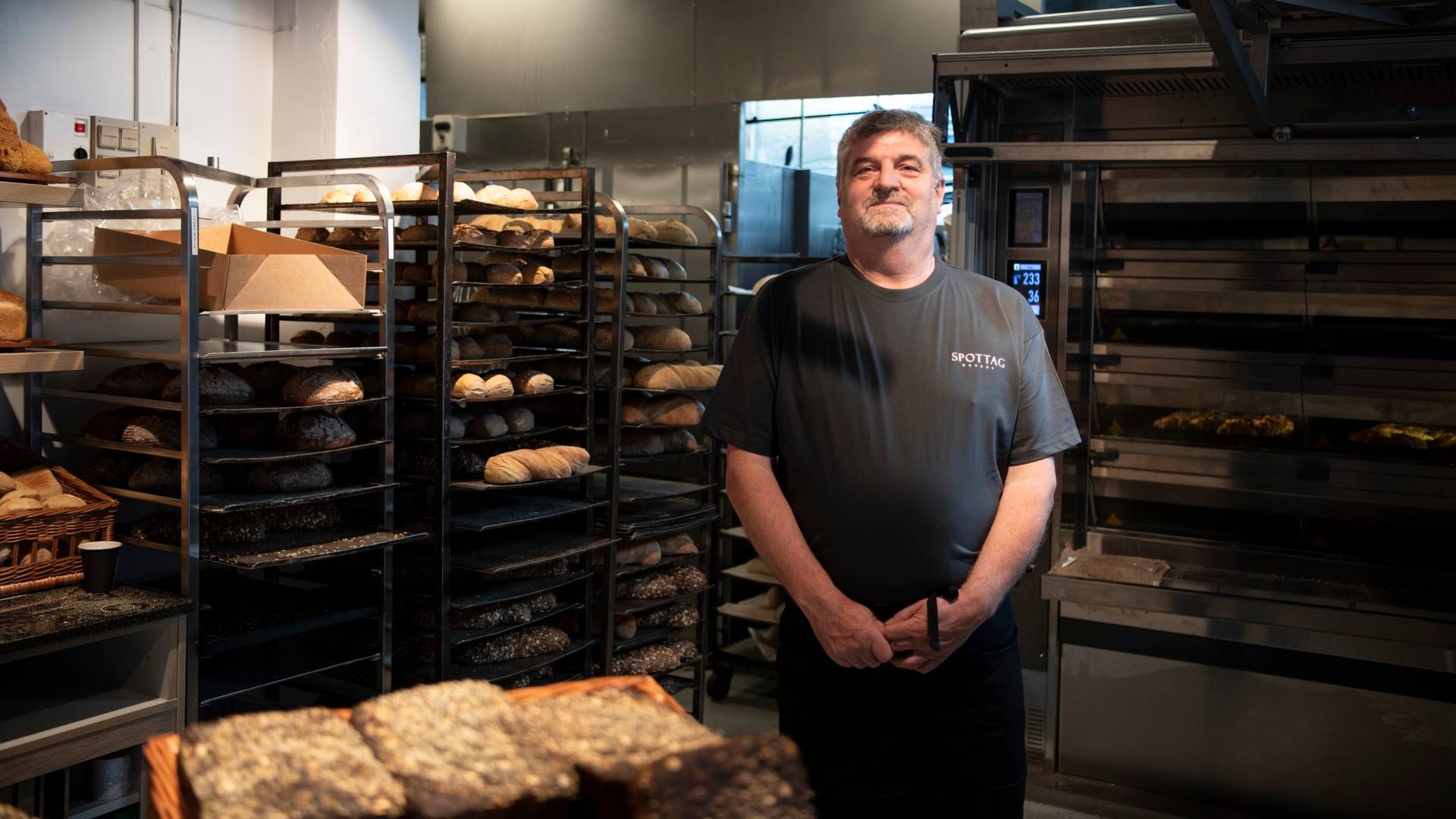 Michael Spottag står sammen med sin kone bag Langenæs-bagerierne, som han solgte til Lagkagehuset, og med handlen fulgte der en konkurrenceklausul. Da den udløb i 2021 åbnede han Spottag Bakery. | Foto: Mads Andreas Frost