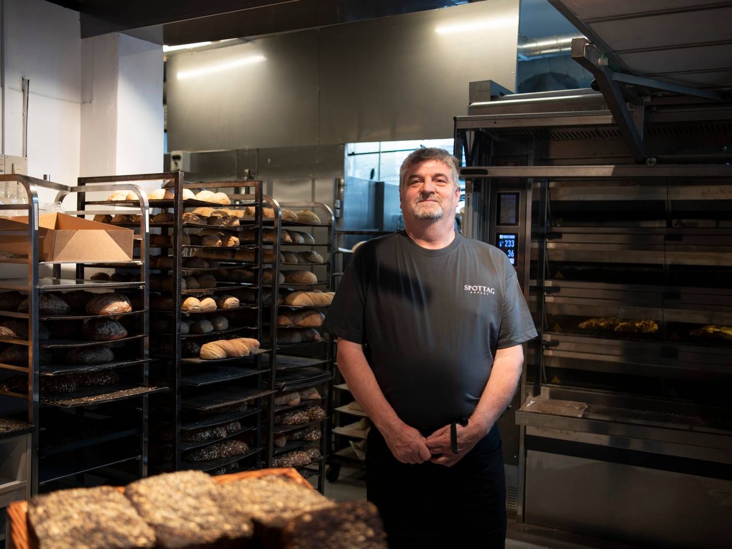 Michael Spottag står sammen med sin kone bag Langenæs-bagerierne, som han solgte til Lagkagehuset, og med handlen fulgte der en konkurrenceklausul. Da den udløb i 2021 åbnede han Spottag Bakery. | Foto: Mads Andreas Frost