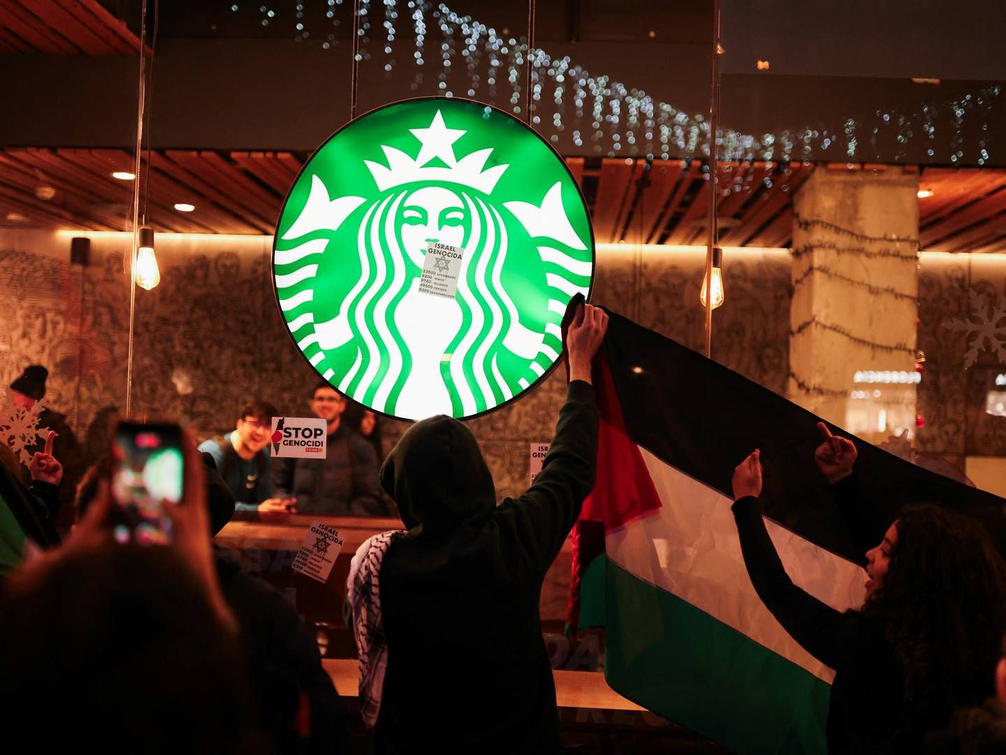 Konflikten i Gaza har fået pro-palæstinensere til at rette deres vrede mod kaffekæden, der har oplevet at få vandaliseret sine butikker. | Foto: Nacho Doce