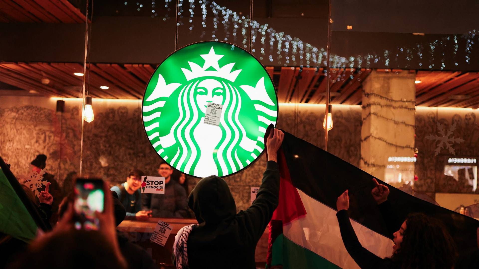 En række Starbucks-butikker er blevet vandaliseret af særligt propalæstinensiske demonstranter. | Foto: Nacho Doce/Reuters/Ritzau Scanpix