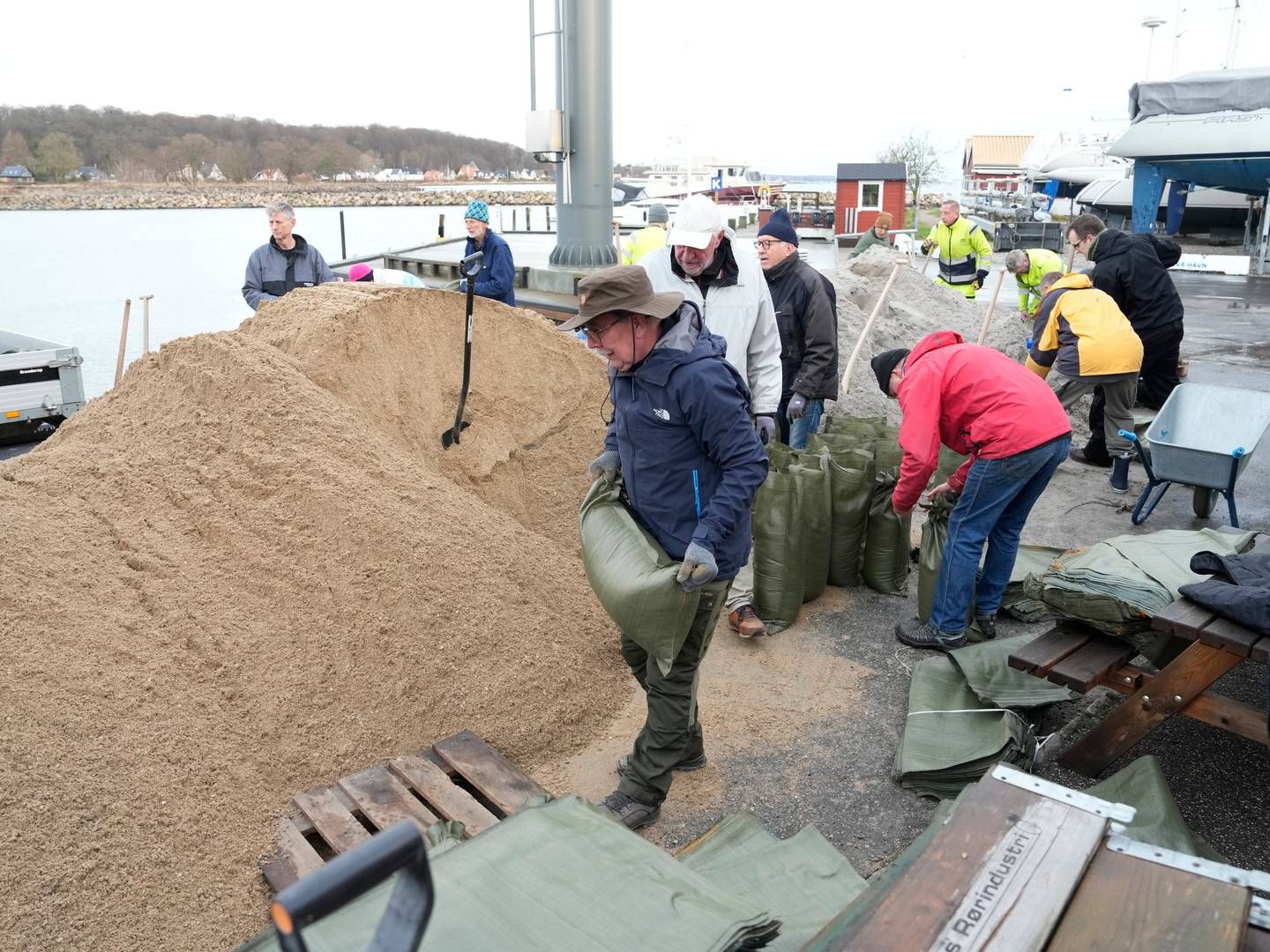 Stormen, der har fået navnet Pia, har kurs mod Danmark. Her ses borgere i Nivå forberede sig med sandsække til den forventede forhøjede vandstand. | Foto: Keld Navntoft/Ritzau Scanpix