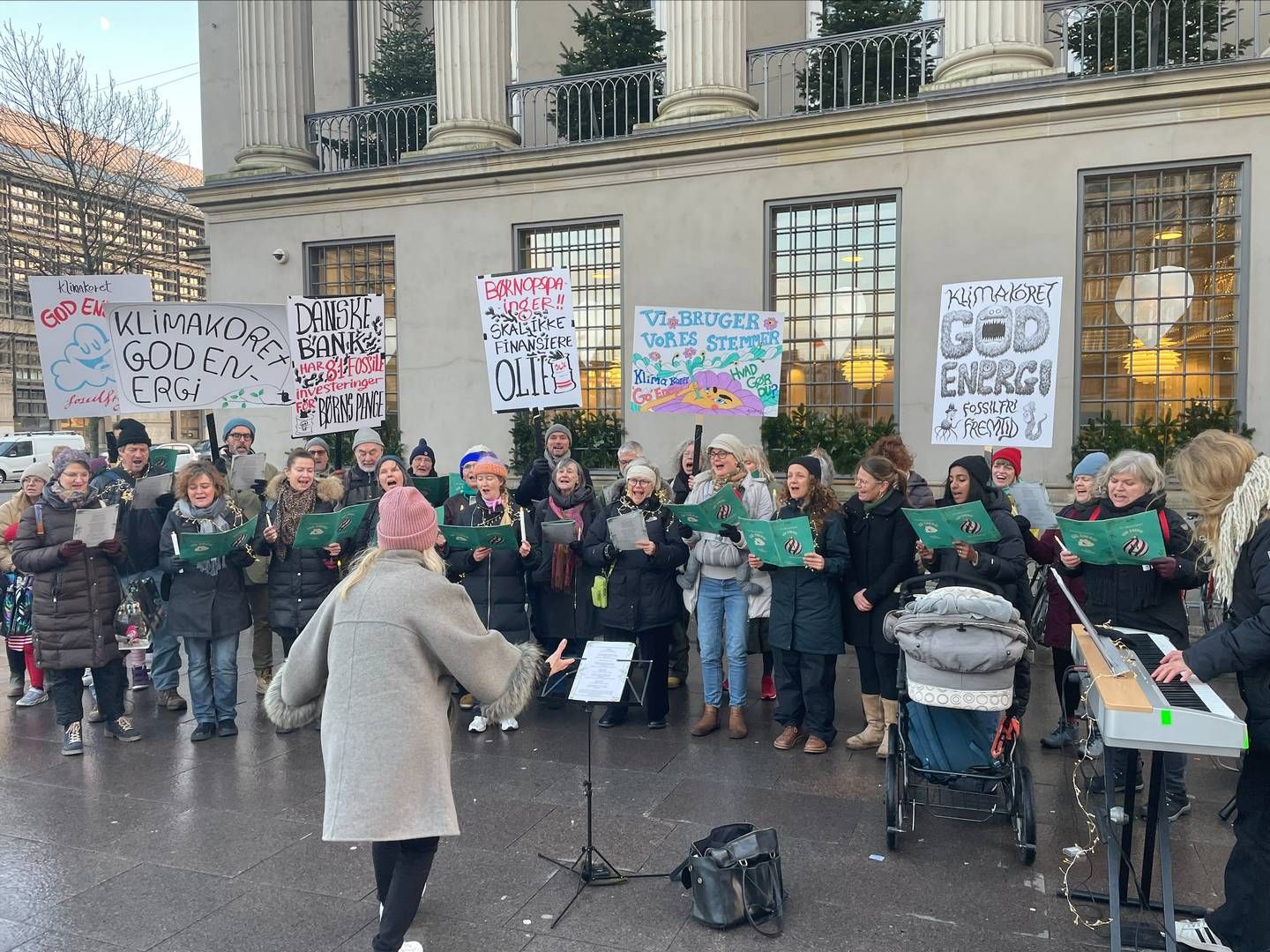 Omkring 35 mennesker var en del af koret, som sang nyfortolkninger af klassikere foran Danske Bank onsdag. | Foto: Mette Mandrup