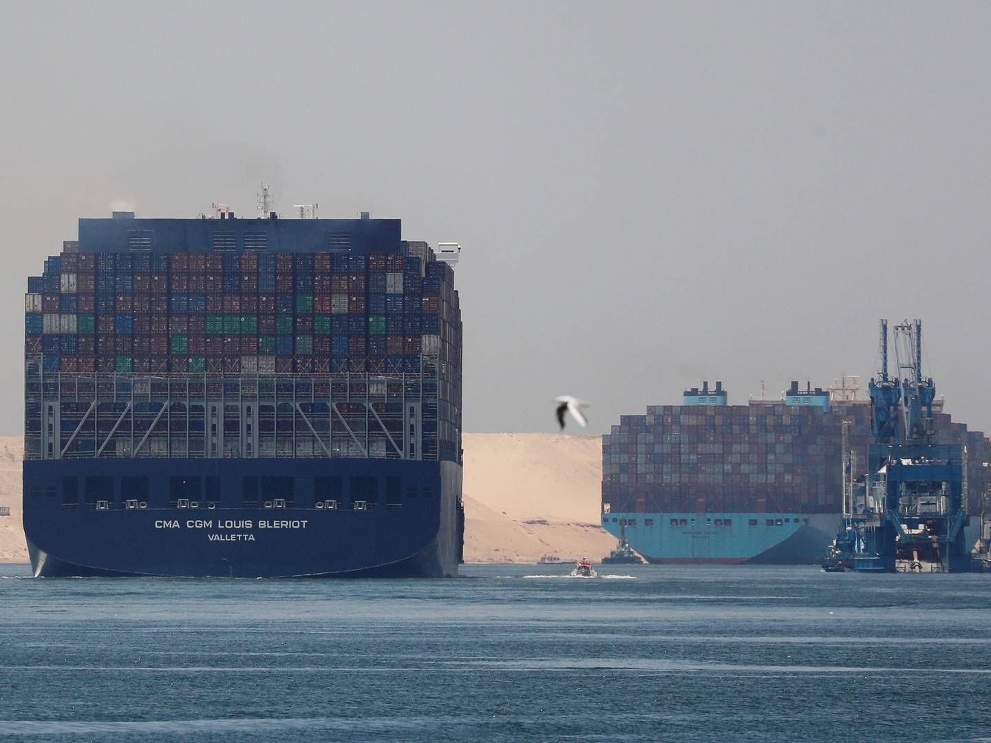 Mange rederier har været nødsaget til at sende sine skibe væk fra Det Røde Hav og Suezkanalen efter gentagne angreb på skibe. Det kan give uventede udgifter til EU. | Foto: Amr Abdallah Dalsh/Reuters/Ritzau Scanpix
