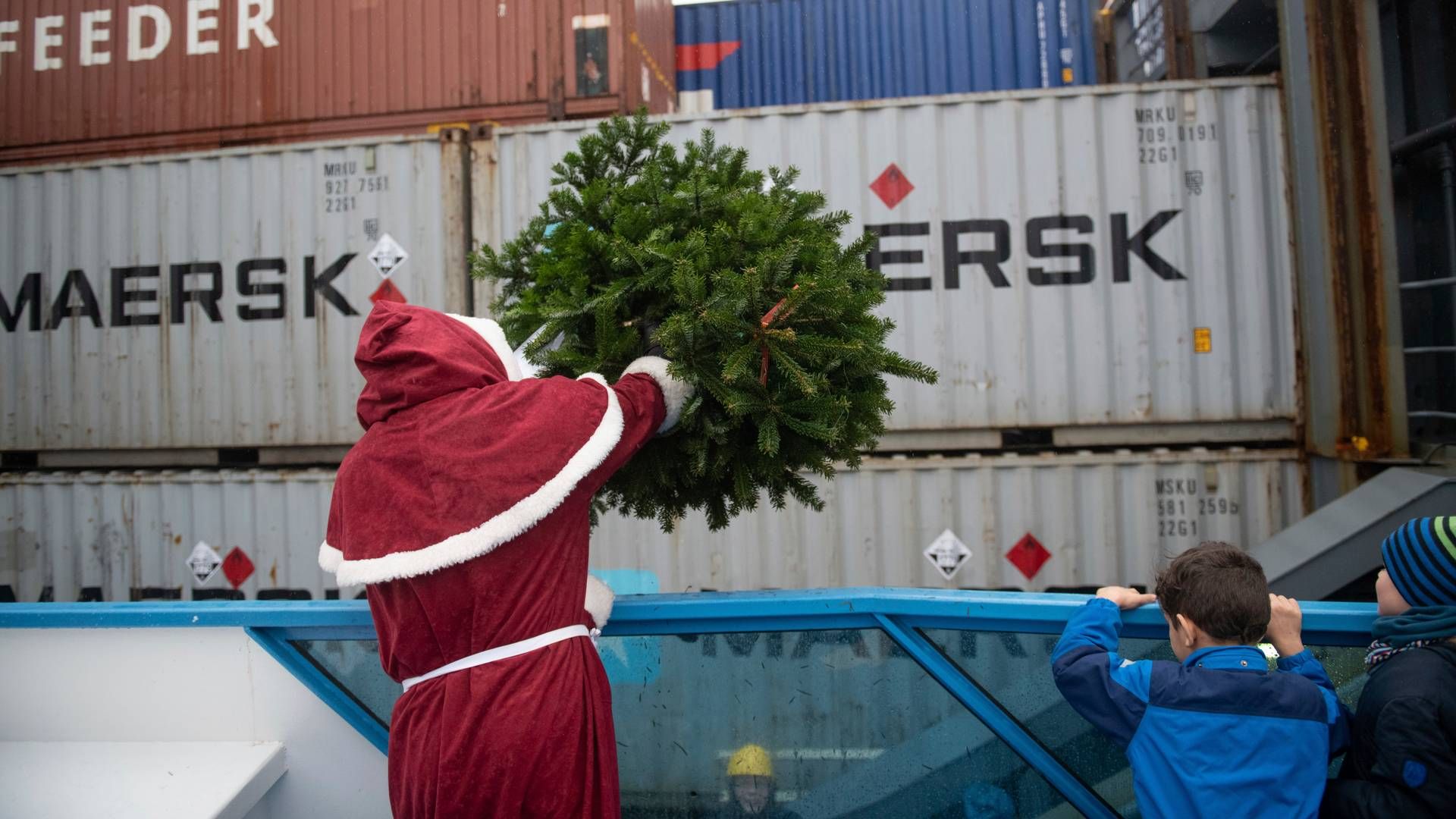 Søfolk ombord på skibe i Hamborg havn får hvert år besøg af en julemand, som leverer et grantræ til dem. | Foto: Daniel Reinhardt/AP/Ritzau Scanpix