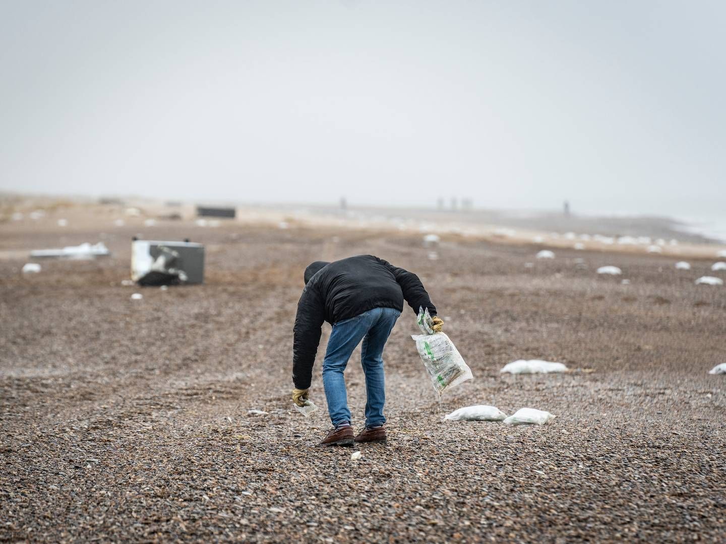 Lokale efterlyser øjeblikkelig oprydning på nordjysk strand, efter at Mærsk fredag tabte 46 containere, som er drevet i land. | Foto: Emil Nicolai Helms/Ritzau Scanpix