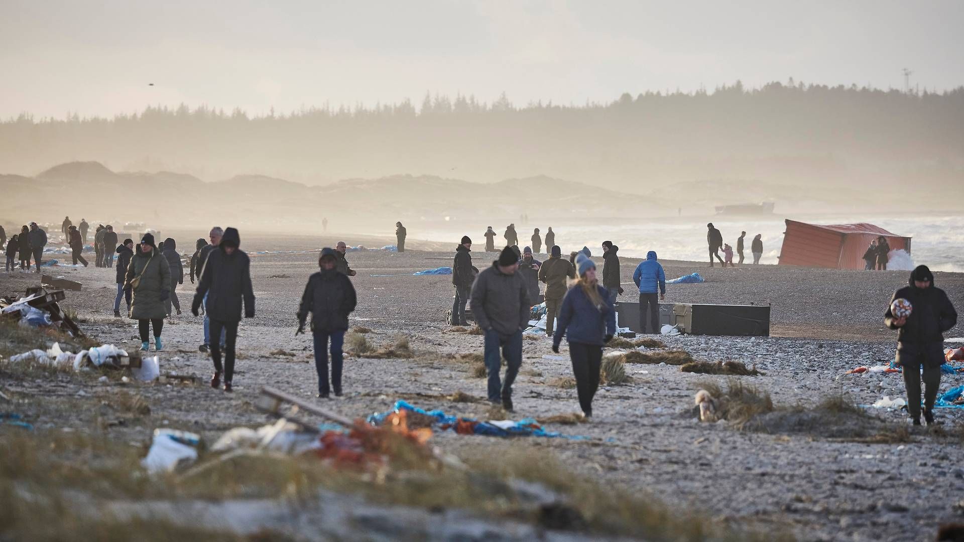 Det strandede gods er skyllet op på strandene langs Jammerbugt og er blevet et tilløbsstykke. | Foto: Claus Bjørn Larsen/Ritzau Scanpix
