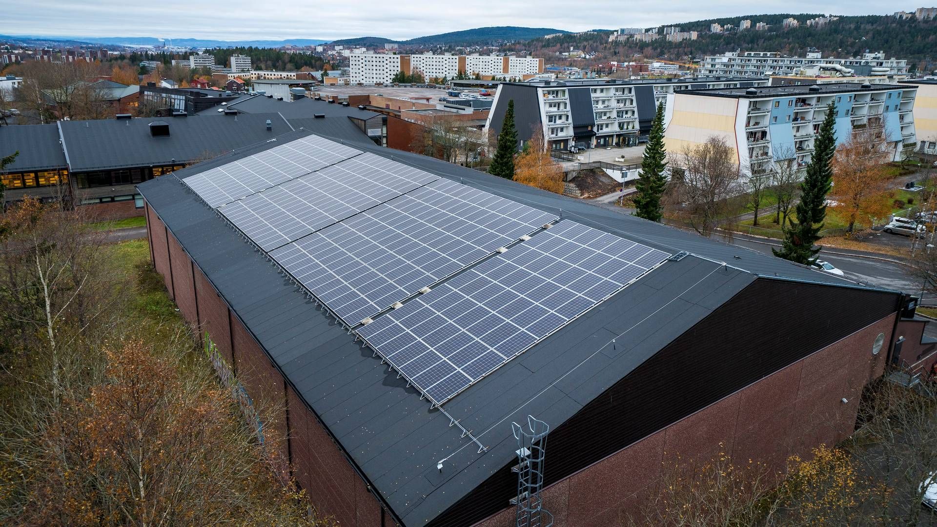 Solcellerpanel på et tak ved Stovnertårnet i Oslo. | Foto: Gorm Kallestad / NTB