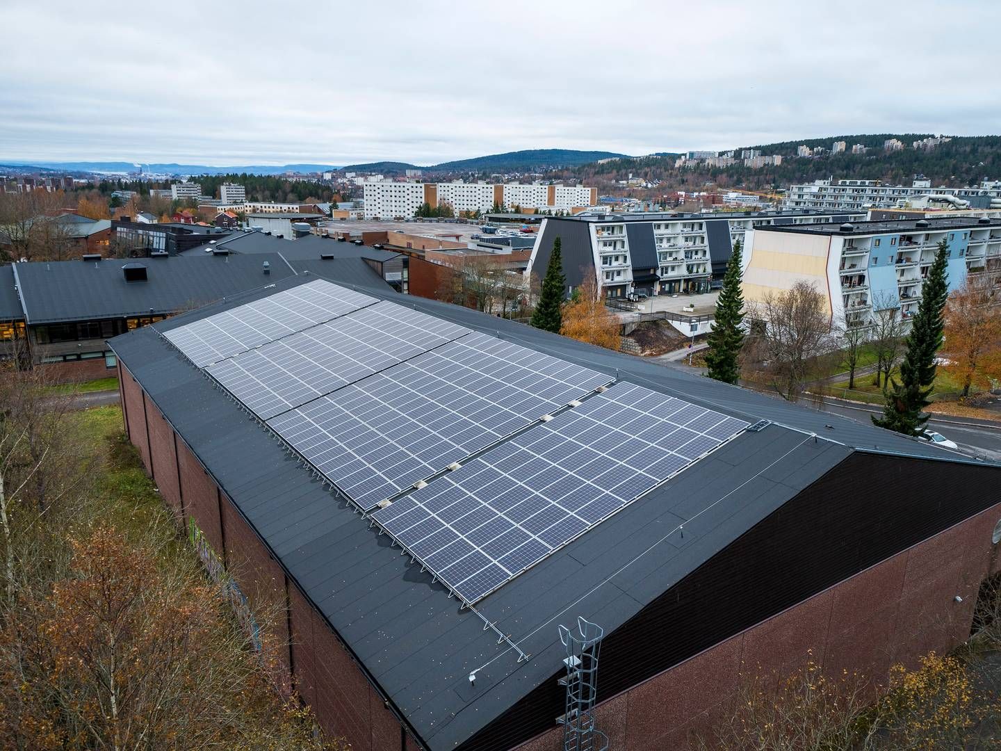 Solcellerpanel på et tak ved Stovnertårnet i Oslo. | Foto: Gorm Kallestad / NTB