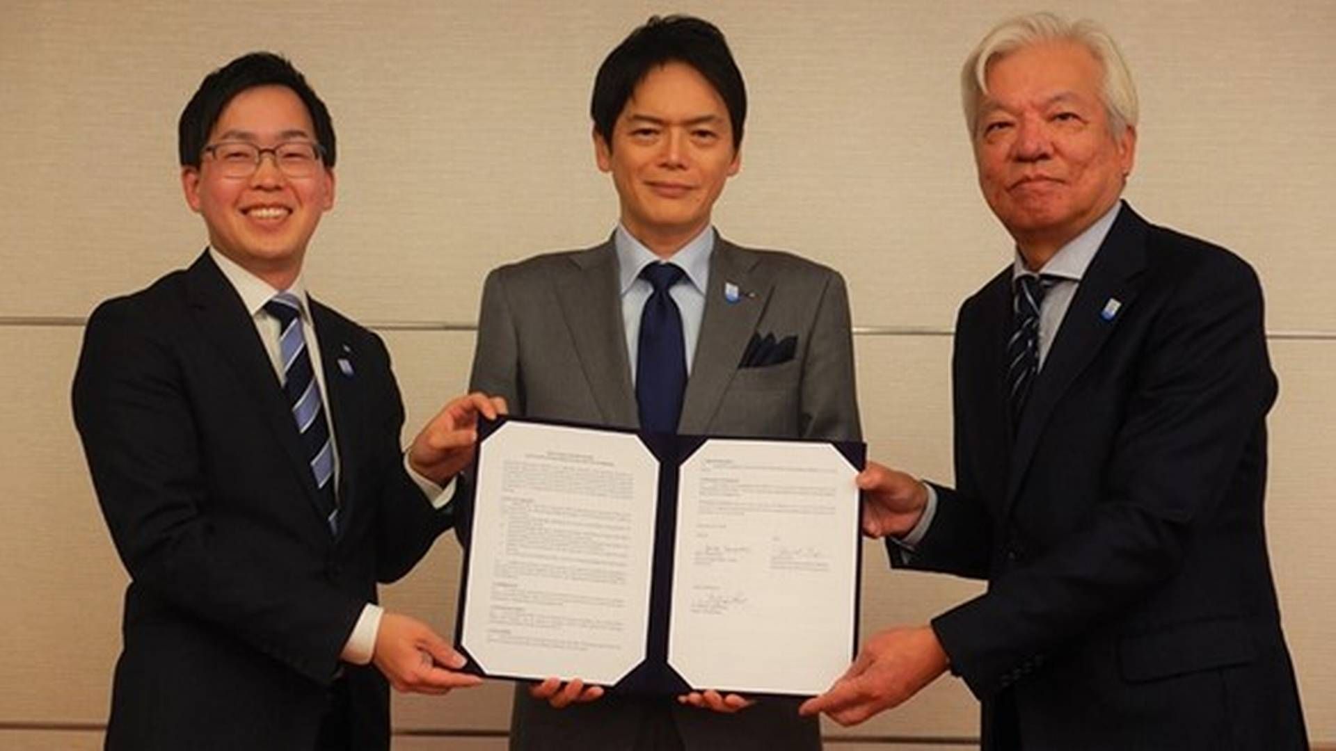 (Fra venstre) Kohei Yamamoto, chef for offentlige anliggender i Japan for Mærsk, Dr. Takeharu Yamanaka, borgmester i Yokohama og Masashi Fujii, præsident for Mitsubishi Gas Chemical. | Foto: Mærsk