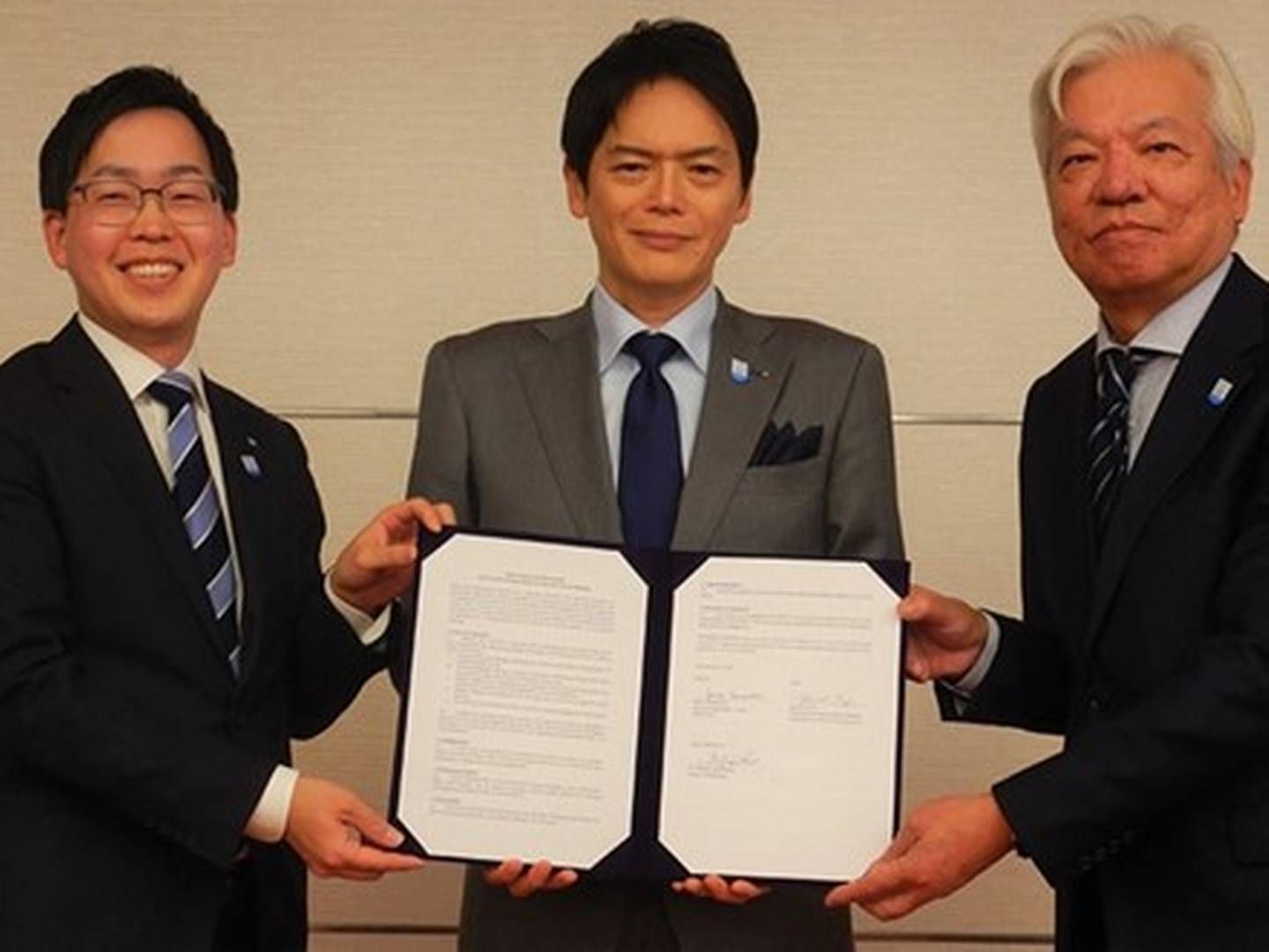 (L-R) Kohei Yamamoto, Head of Public Affairs-Japan at Maersk, Dr. Takeharu Yamanaka, Mayor of Yokohama and Masashi Fujii, President of Mitsubishi Gas Chemical | Photo: Mærsk