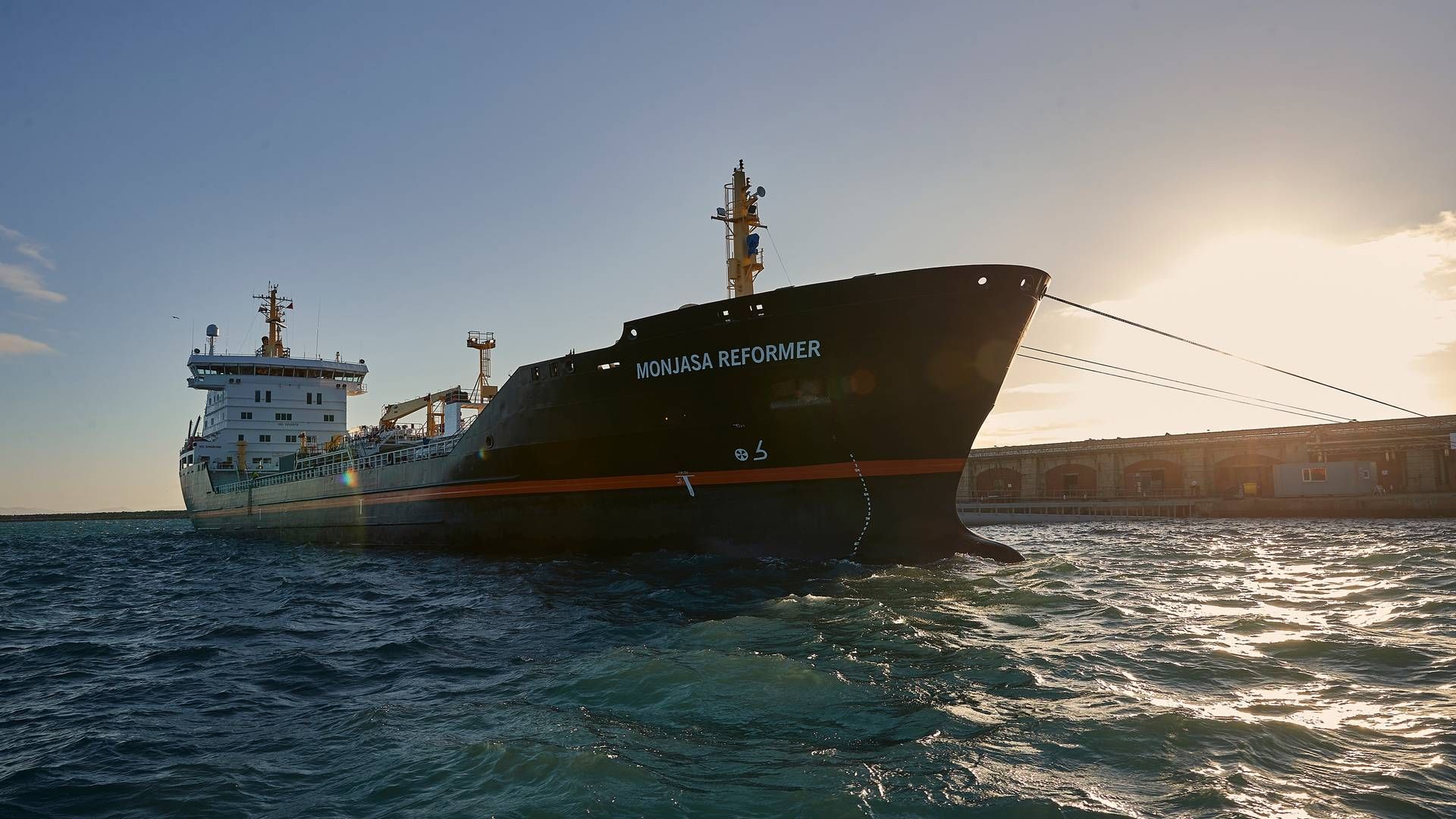 Tankskibet Monjasa Reformer er kommet på overarbejde i Vestafrika med at levere bunkerolie til de mange ekstra containerskibe, der på grund af uroligheder og missilangreb har valgt at sejle syd om Afrika i stedet for igennem Det Røde Hav og Suez-kanalen. | Foto: Monjasa