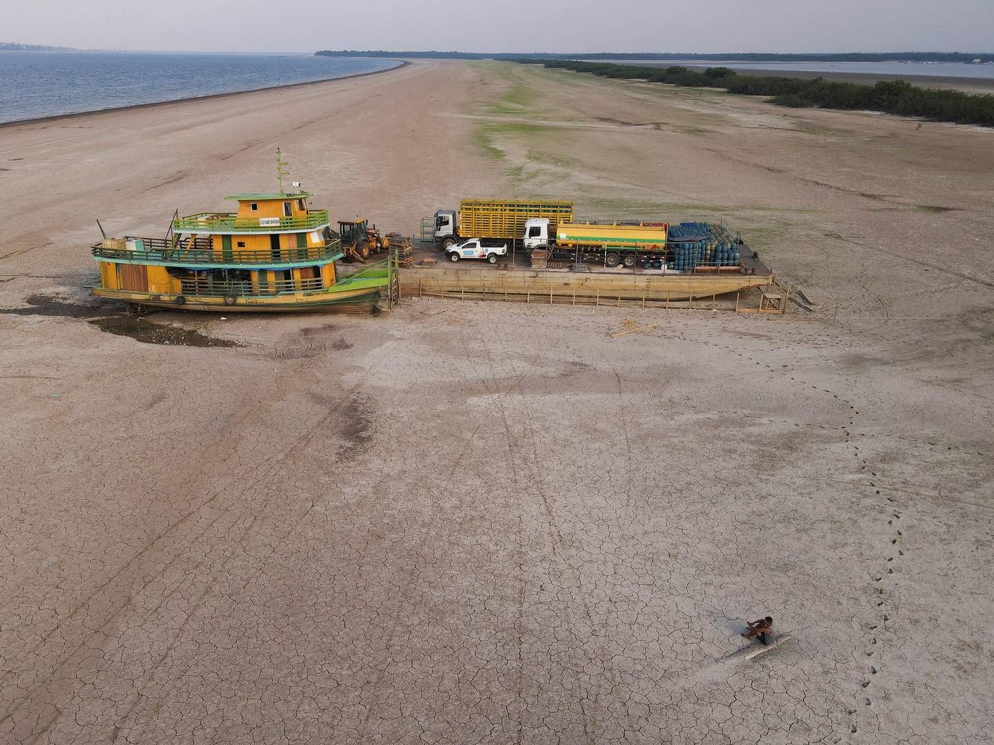 A tugboat and a barge stranded on a sandbar in the dry Rio Negro River in Brazil in October. | Photo: Bruno Kelly/Reuters/Ritzau Scanpix
