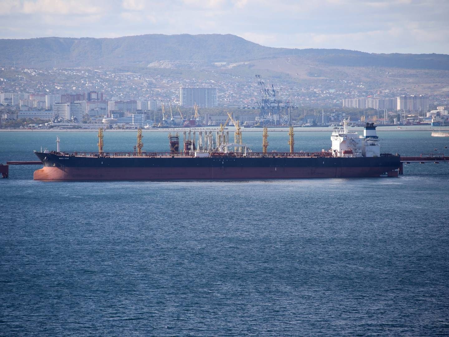 USA og dets allierede har indført sanktioner mod skibe og rederier, der anses for at have overtrådt loftet på 60 dollars pr. tønde for russisk råolieeksport, som trådte i kraft i slutningen af 2022. | Foto: Uncredited/AP/Ritzau Scanpix