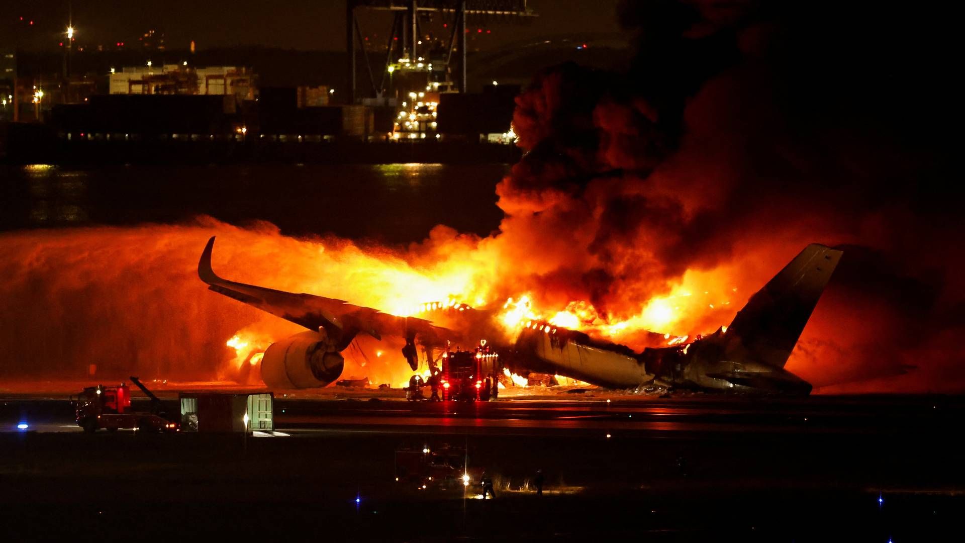 Billede af det brændende fly i Haneda-lufthavnen | Foto: Issei Kato/Reuters/Ritzau Scanpix