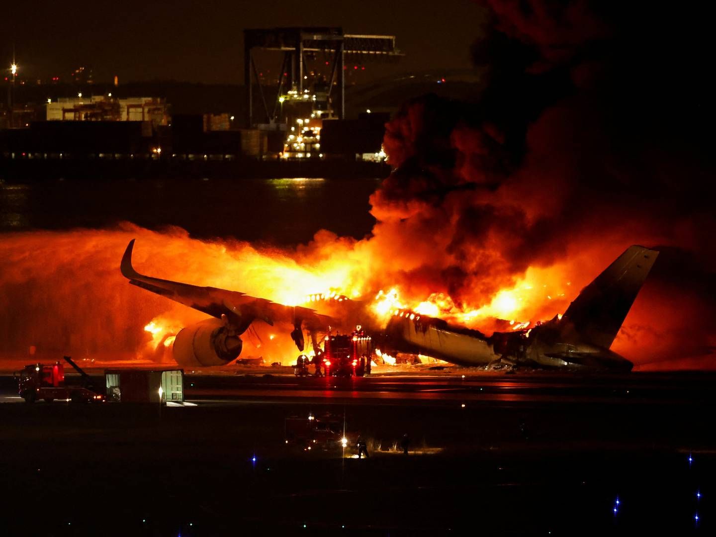 Billede af det brændende fly i Haneda-lufthavnen | Foto: Issei Kato/Reuters/Ritzau Scanpix