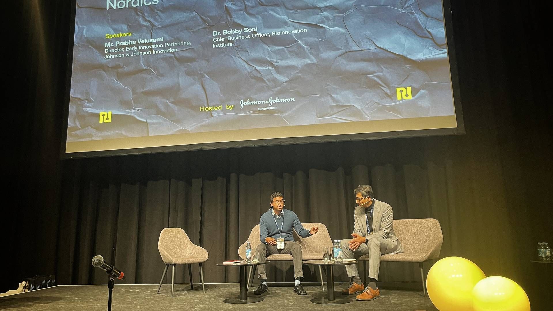 Prabhu Velusami (tv) er senior director hos Johnson & Johnson Innovation og debatterede på scenen under Nordic Life Science Days med Bobby Soni, CBO, fra Bioinnovation Institute. | Foto: Ulrich Quistgaard/MedWatch