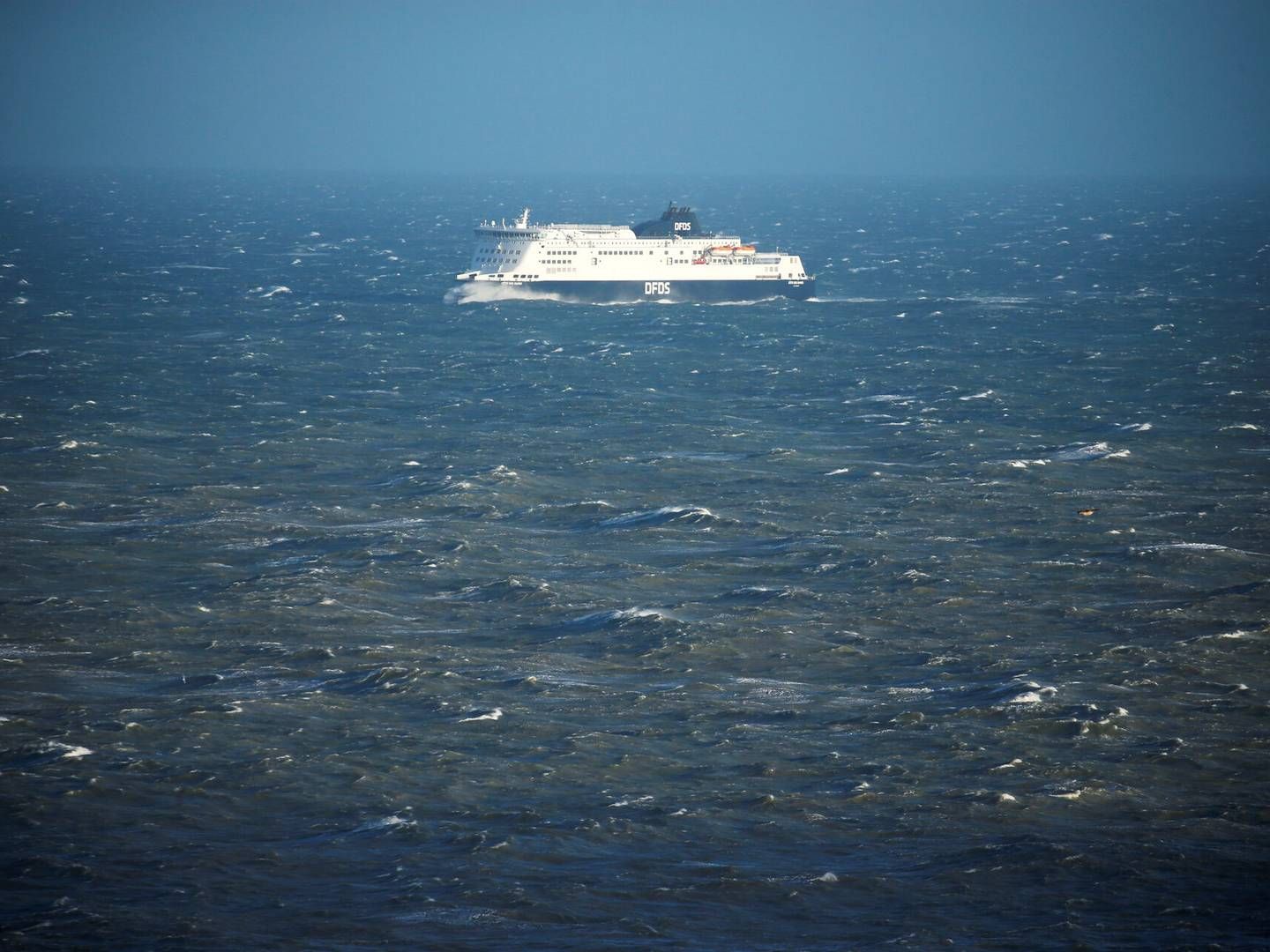 ”Lige nu afventer vi bedre vejrforhold, så vi kan sejle ind. Men vi kan ikke sige, hvornår det bliver," lyder det fra pressevagten hos DFDS. | Foto: Pascal Rossignol/Reuters/Ritzau Scanpix