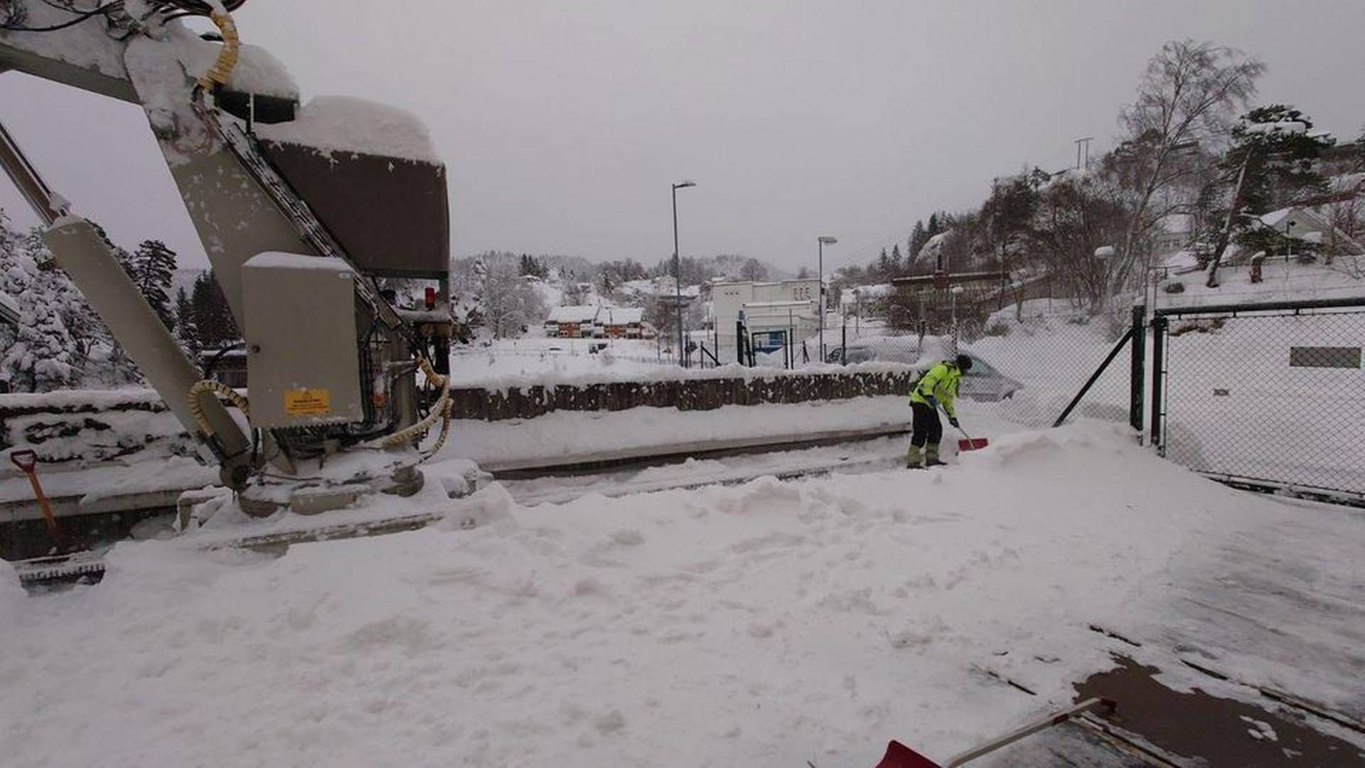RYDDER: Store snømengder skaper fortsatt utfordringer flere steder. Her ryddes området rundt Hunsfoss Øst kraftverk for snø. | Foto: Å Energi