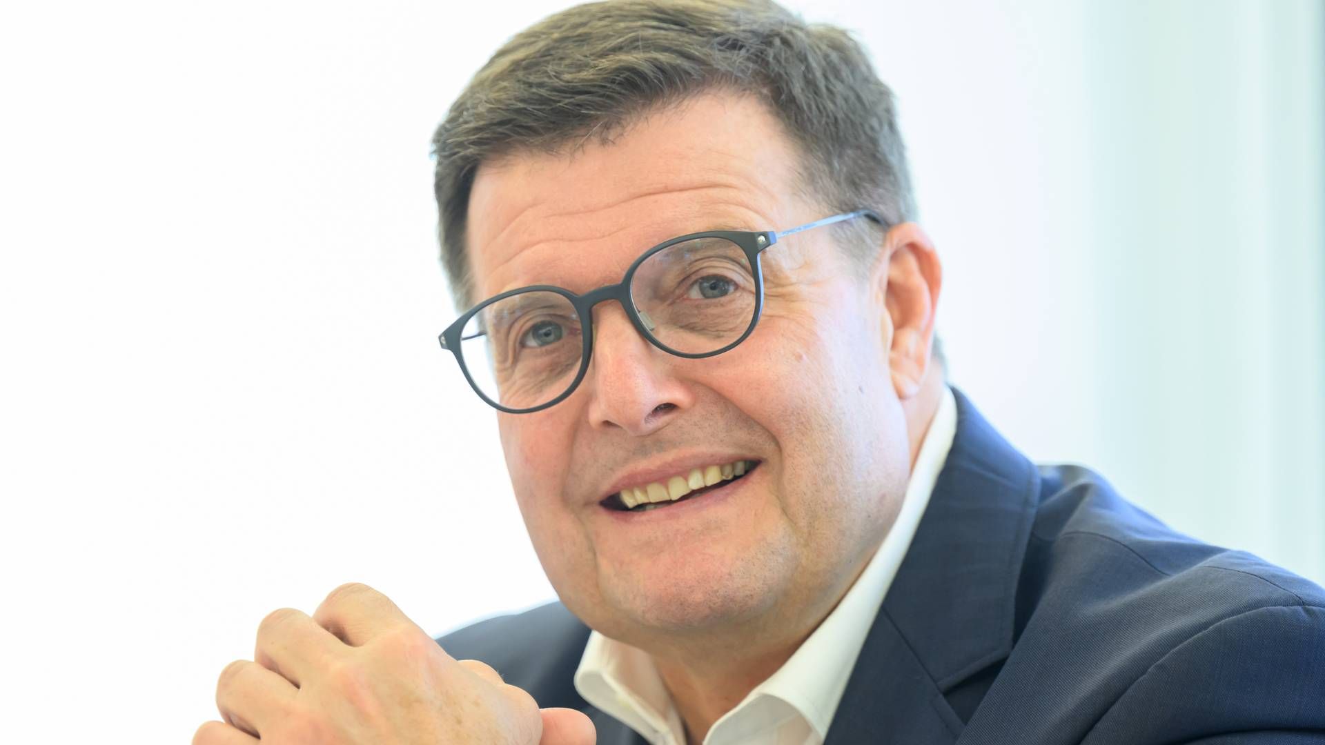 Zeigt sich zufrieden und optimistisch: Der Vorstandsvorsitzende der Ostsächsischen Sparkasse Dresden, Joachim Hoof. | Foto: picture alliance/dpa | Robert Michael