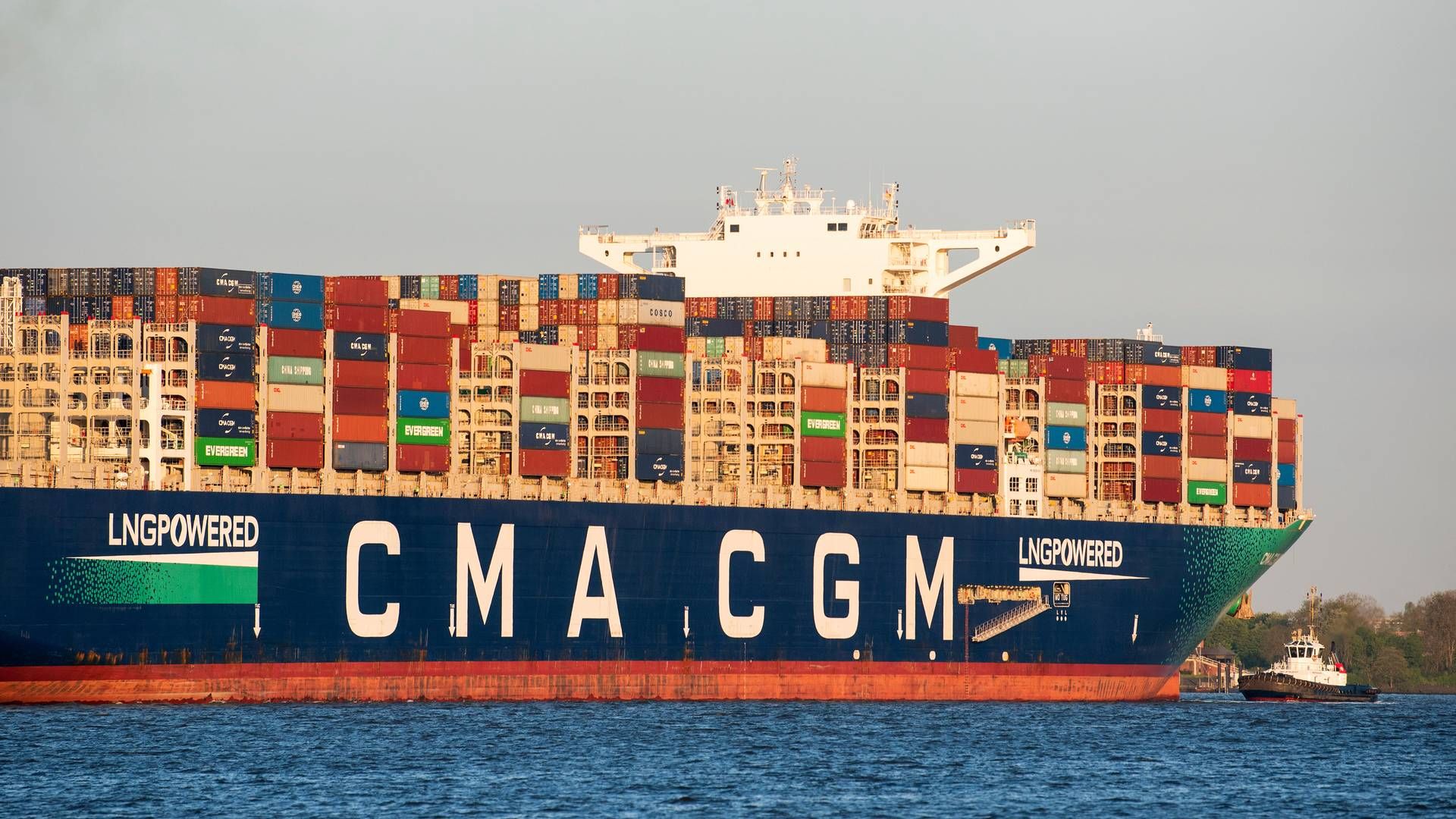 Et CMA CGM-containerskib forlader havneterminal - er ikke det aktuelle skib CMA CGM Tage.