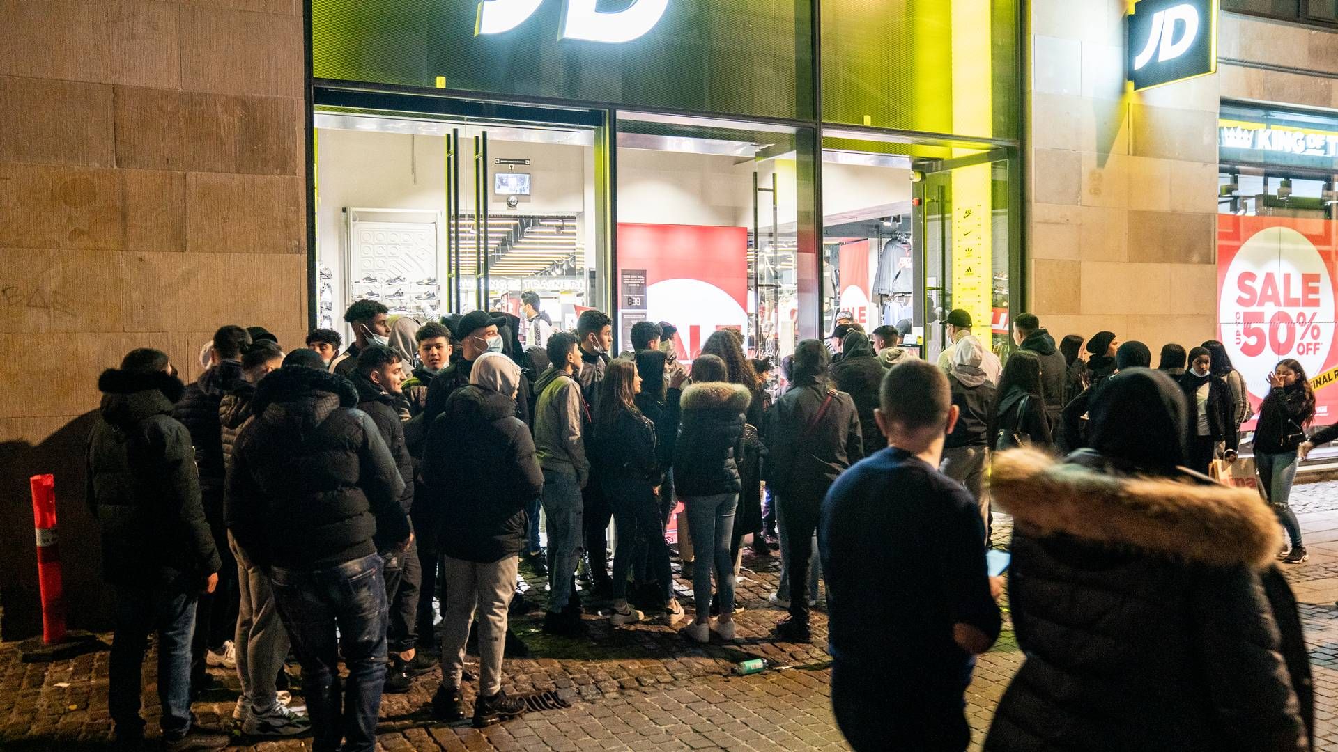 JD Sports har en flagskibsbutik på Strøget i København. Her var der lang kø til i marts 2021 i forbindelse med genåbningen af butikken, der havde været tvangslukket som følge af coronapandemien. | Foto: Rasmus Flindt Pedersen