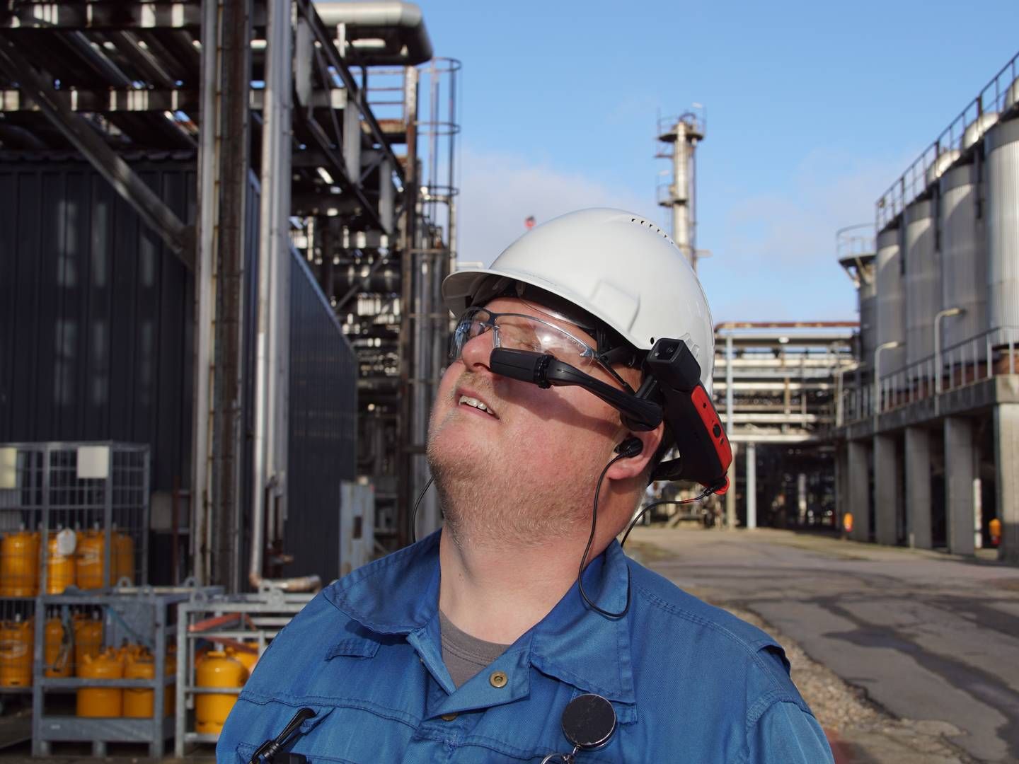 En medarbejder hos det daværende Shell Danmark fremviser raffinaderiet i Fredericia for de kommende købere gennem onlineudstyr. | Foto: Pr