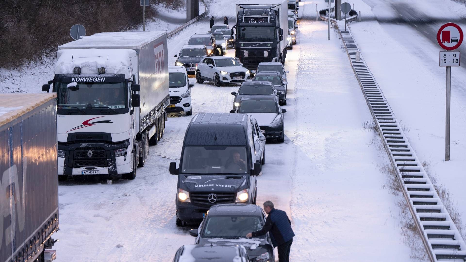 Bilister sidder fast i deres biler på motorvej E45 ved Randers torsdag den 4. januar 2024. Snestormen har fanget danskere i deres biler, der står sneet fast på veje landet over. | Foto: Bo Amstrup/Ritzau Scanpix