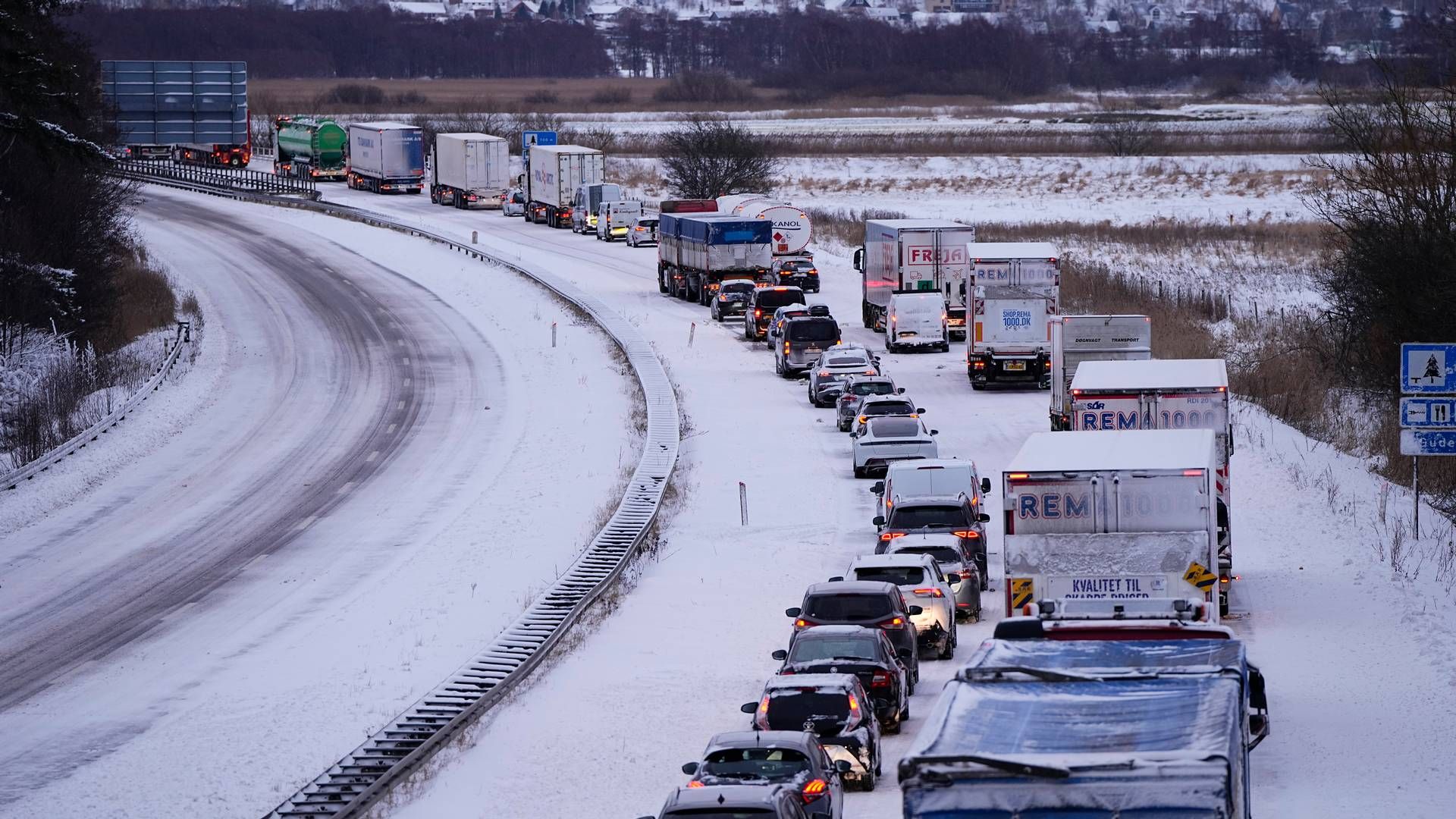 Bilister sidder fast i deres biler på motorvej E45 ved Randers torsdag den 4. januar 2024. Snestormen har fanget danskere i deres biler, der står sneet fast på veje landet over. | Foto: Bo Amstrup/Ritzau Scanpix