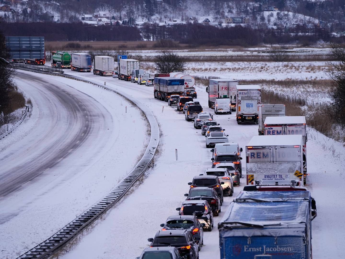 Bilister sidder fast i deres biler på motorvej E45 ved Randers torsdag den 4. januar 2024. Snestormen har fanget danskere i deres biler, der står sneet fast på veje landet over. | Foto: Bo Amstrup/Ritzau Scanpix