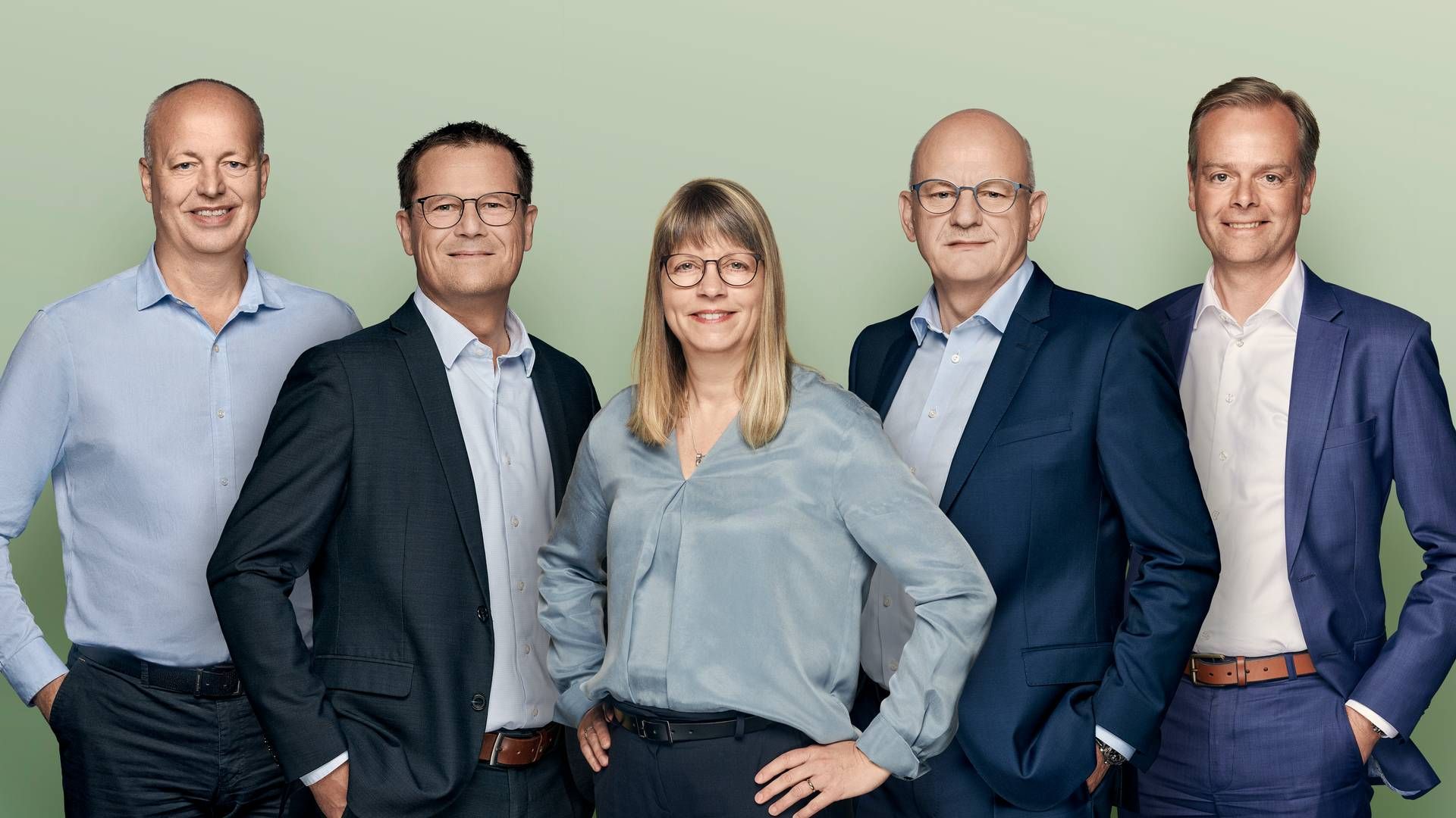 I midten ses Lisa Frost Sørensen flankeret af adm. direktør Vagn Hansen og resten af direktionen i Sparekassen Danmark. | Foto: Bibi Berge, Trux Studio
